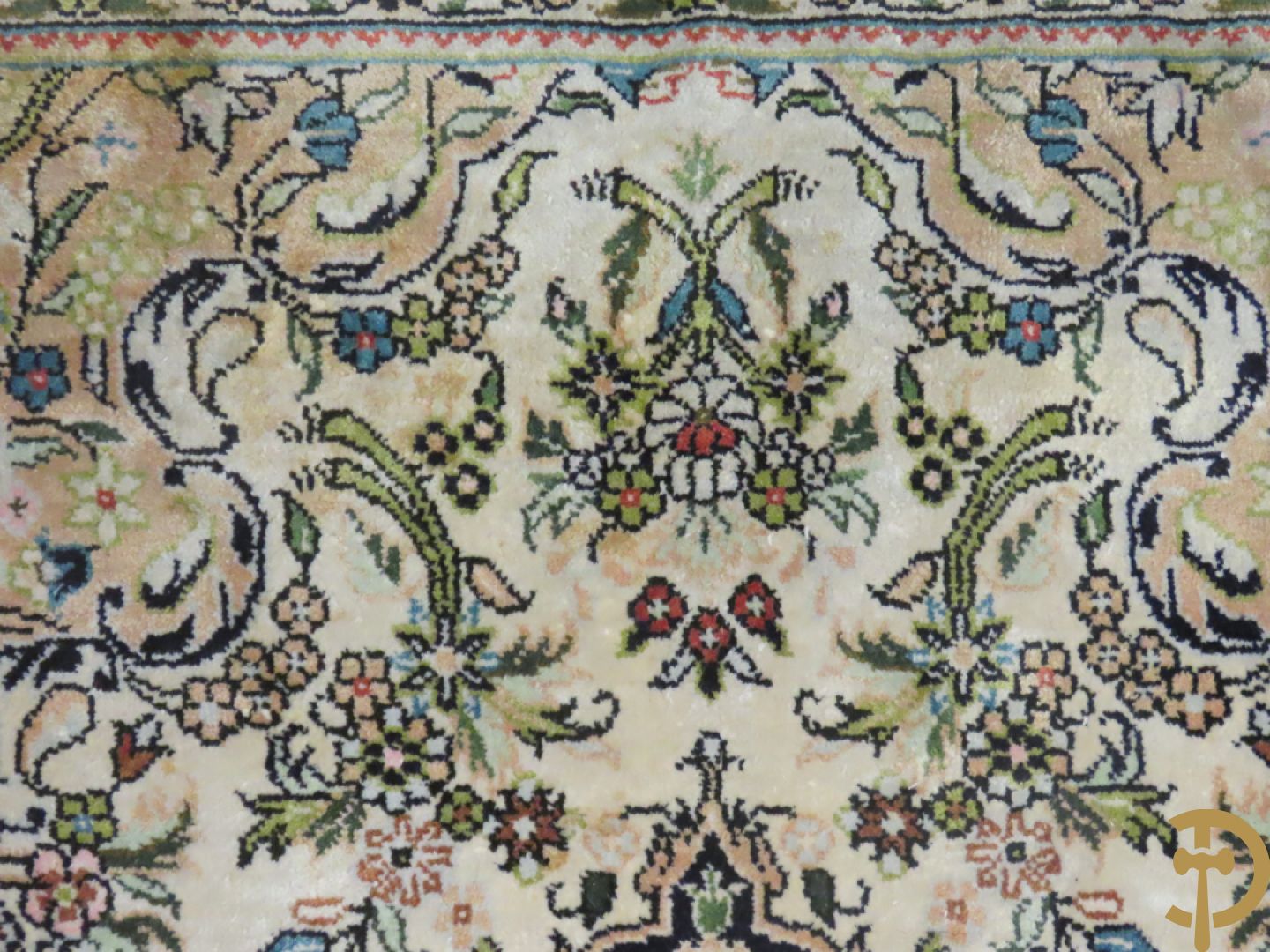 Oosters handgeknoopt tapijt met centraal medaillon, zijde op katoen