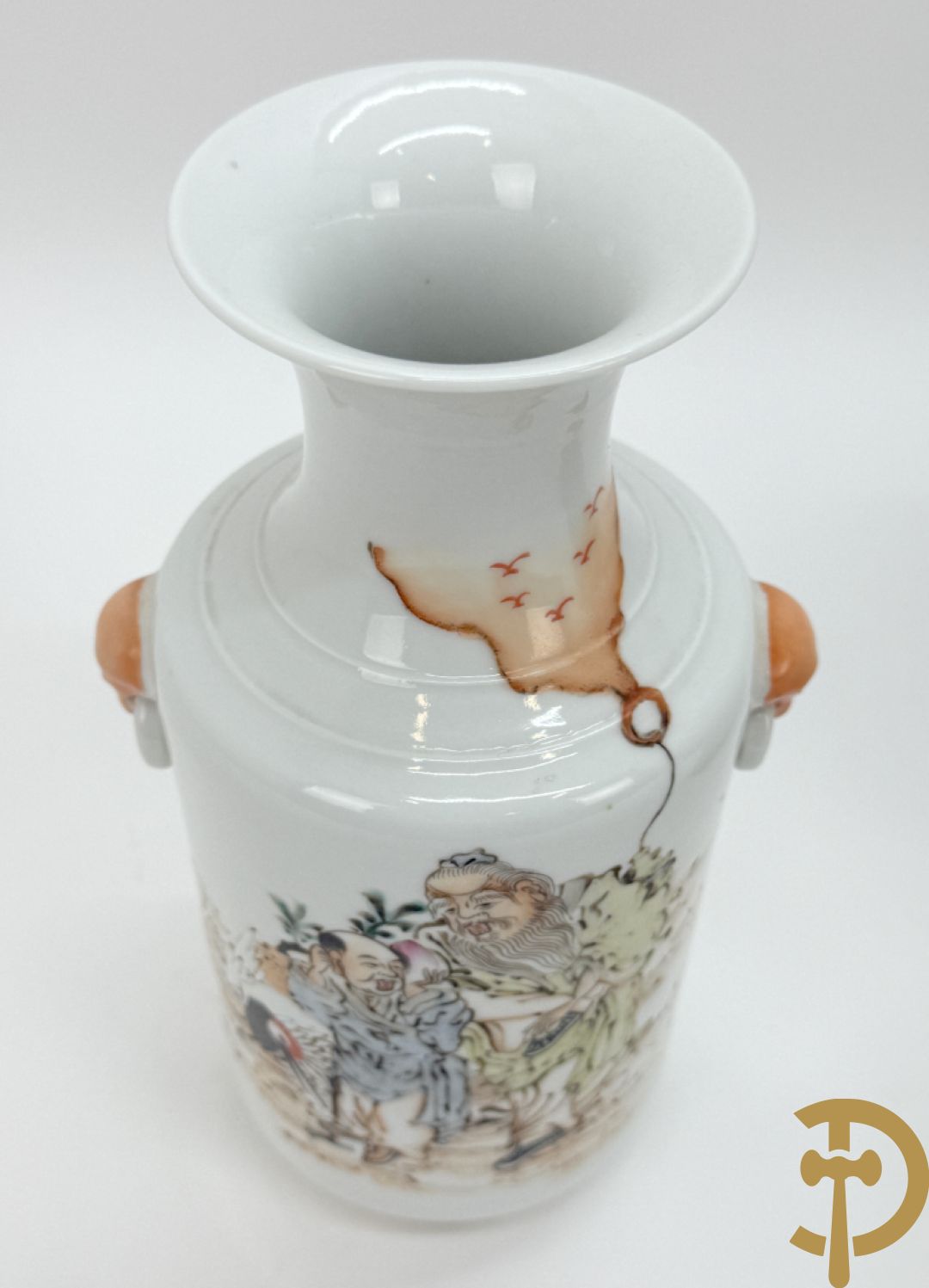 Chinees porseleinen vaasje met wijsgerendecor + Chinese porseleinen rolvaas met decor van ezel in berglandschap