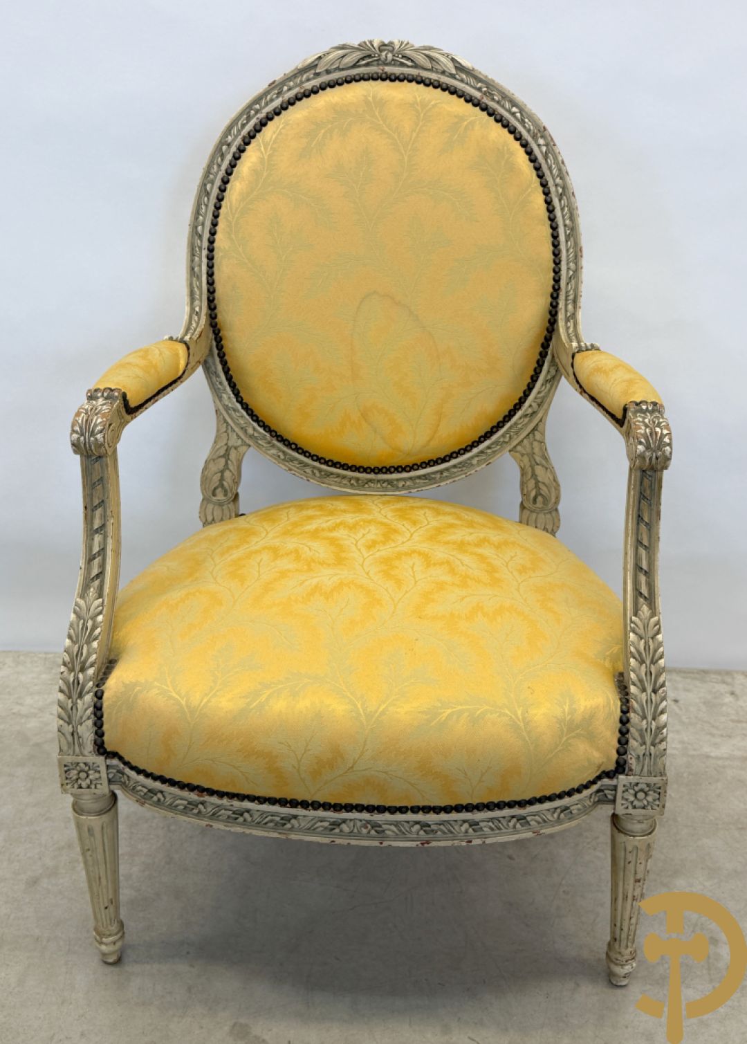 Salonensemble met rocailles, bloemenmotieven en gecanneleerde poten bestaande uit canapé, 2 armzetels en 2 stoelen