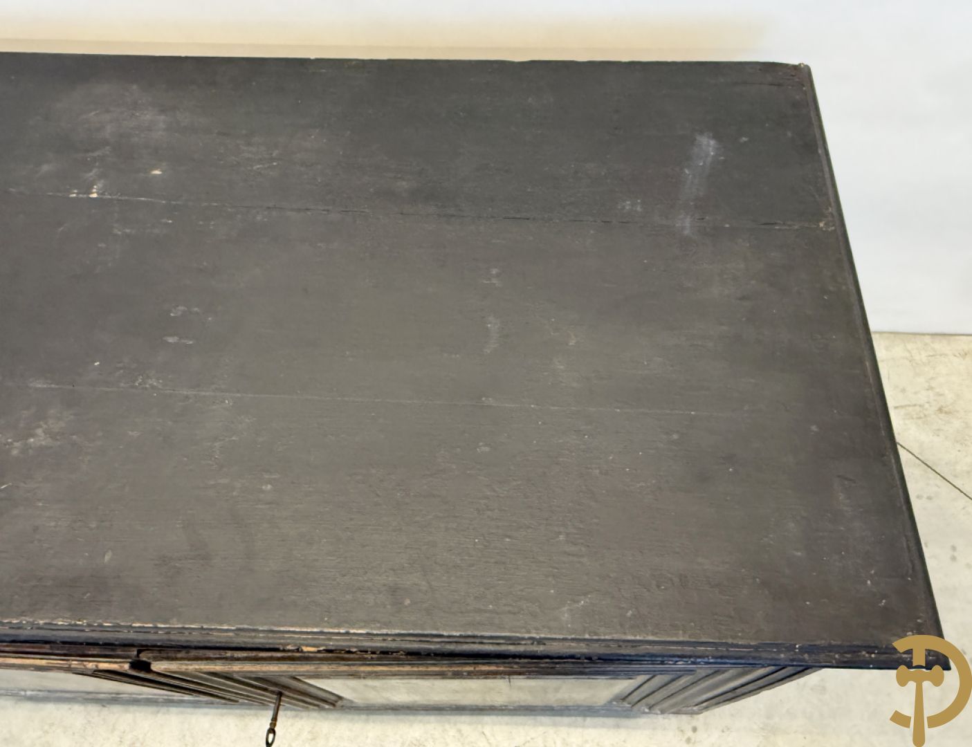 Gepatineerde tweedeursdresse met afgestoken panelen