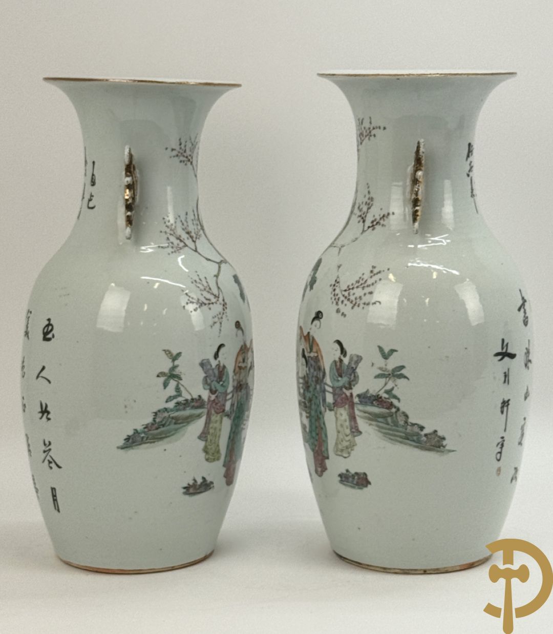 Paar Chinese porseleinen vazen met geisha decor en dames in landschap