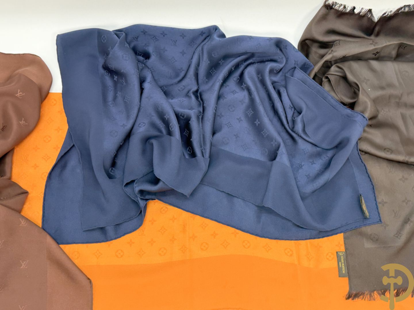 5 foulards Louis Vuitton (bruin, oranje, blauw en 2 zwarte)