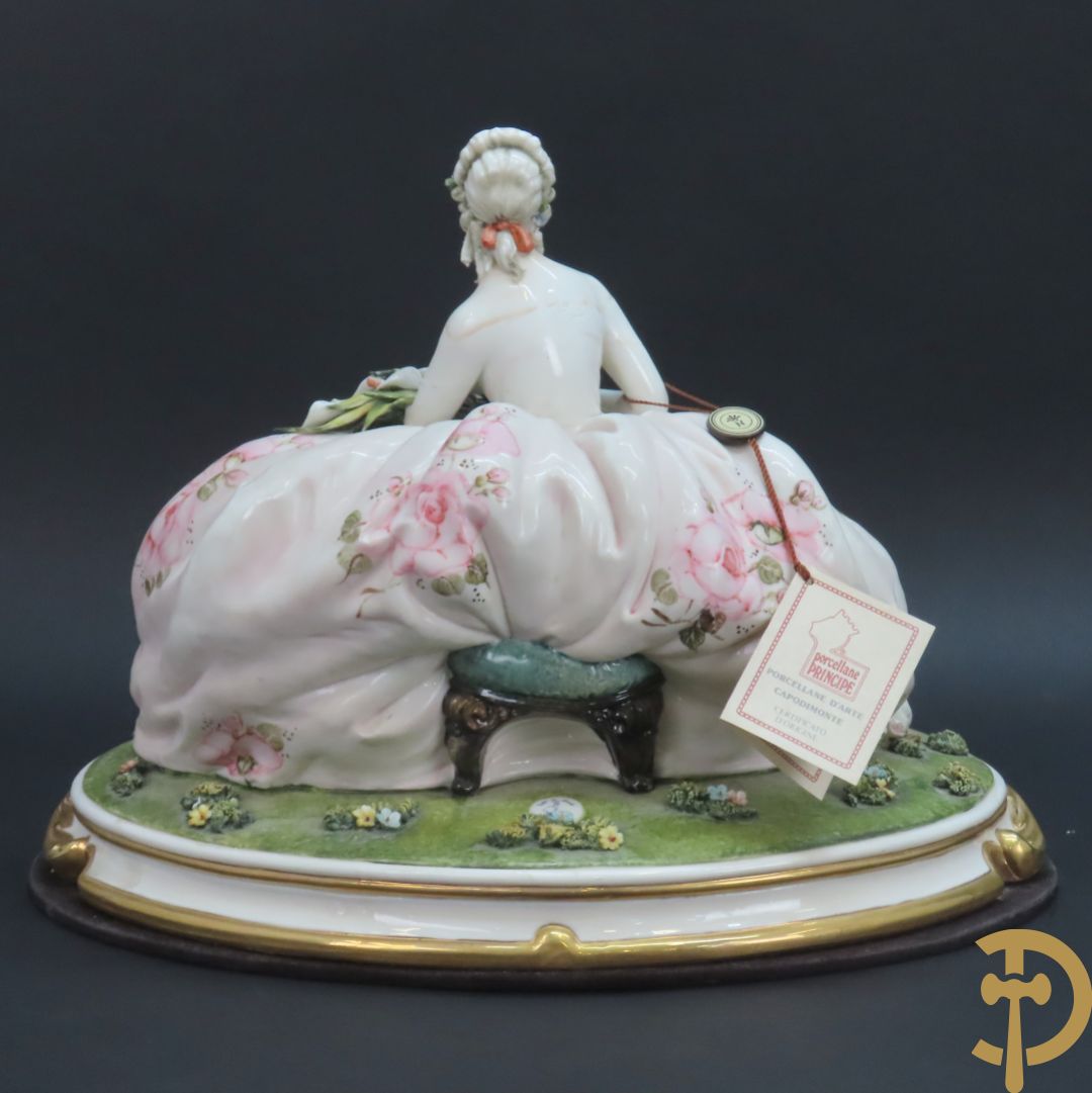 Italiaans porseleinen sierbeeld van zittende dame met 2 windhonden, L. Cazzola getekend en Capo di Monte gemerkt achteraan