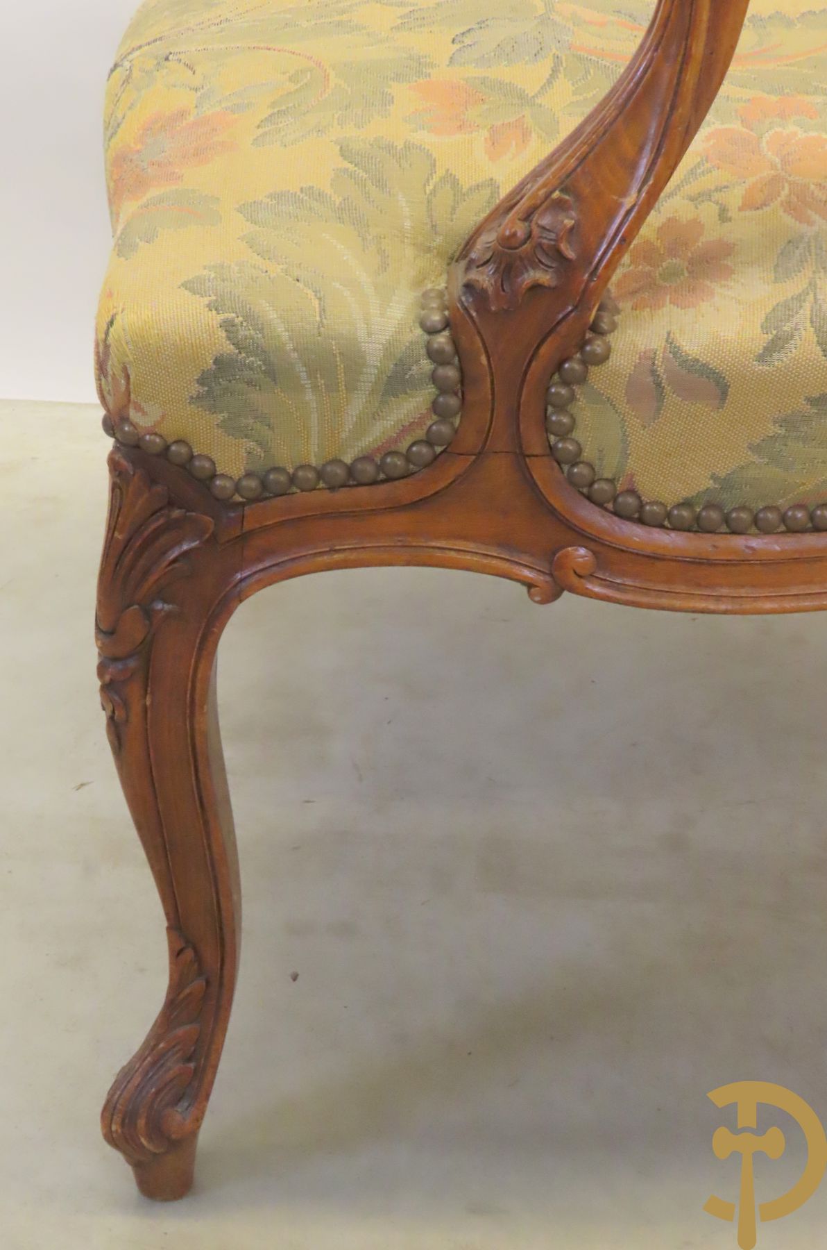 Paar Louis XV armzetels met rocailles, voluutvormige poten en armleuningen