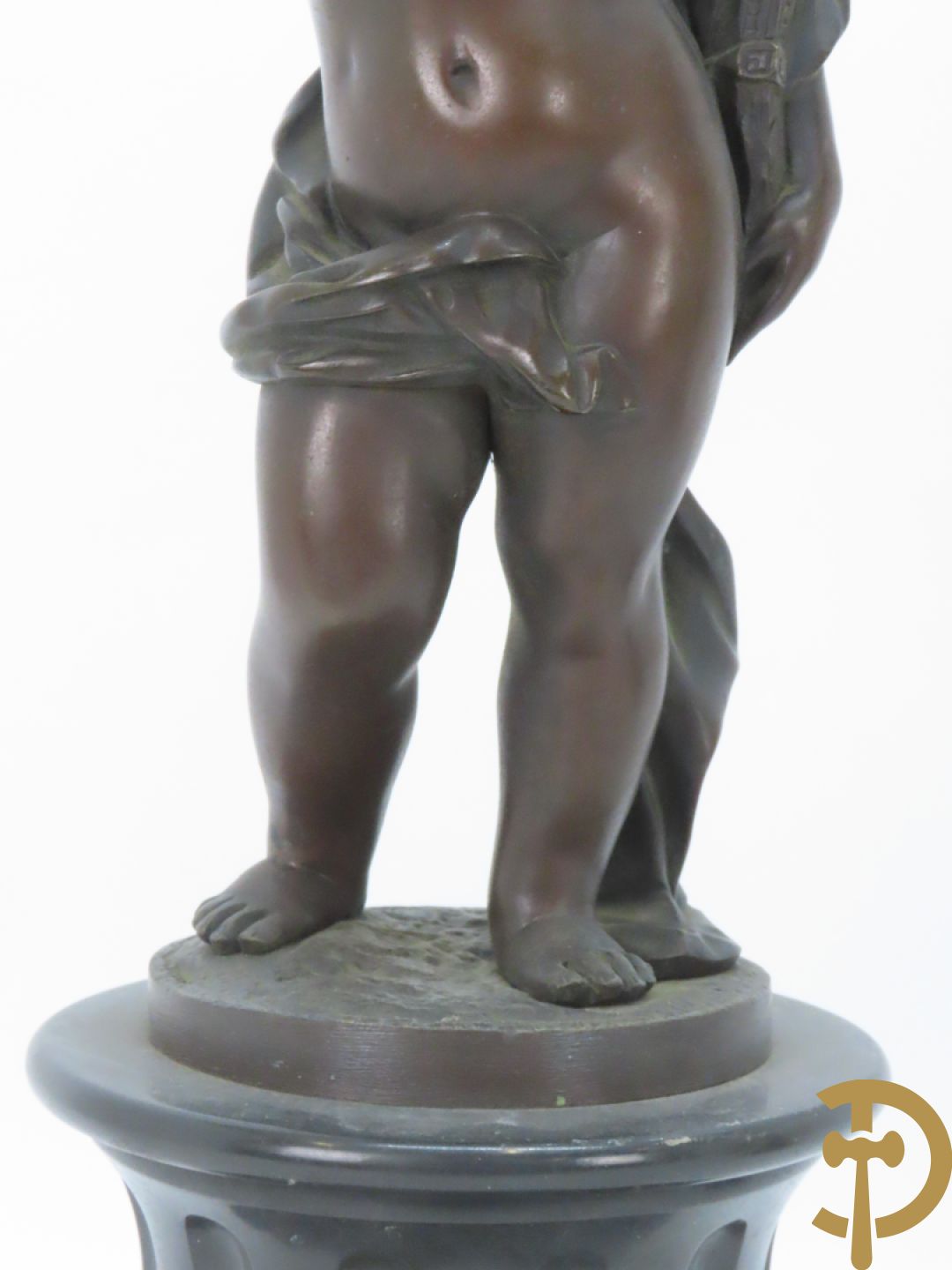 CLODION getekend - Paar elegante bronzen dames met tambour en fruit, geflankeerde door jonge faune, op marmeren klokstel - opgebouwd als garnituur met 2 kandelaars met bronzen kindjes dragende een toorts met bloemen en kaarsen