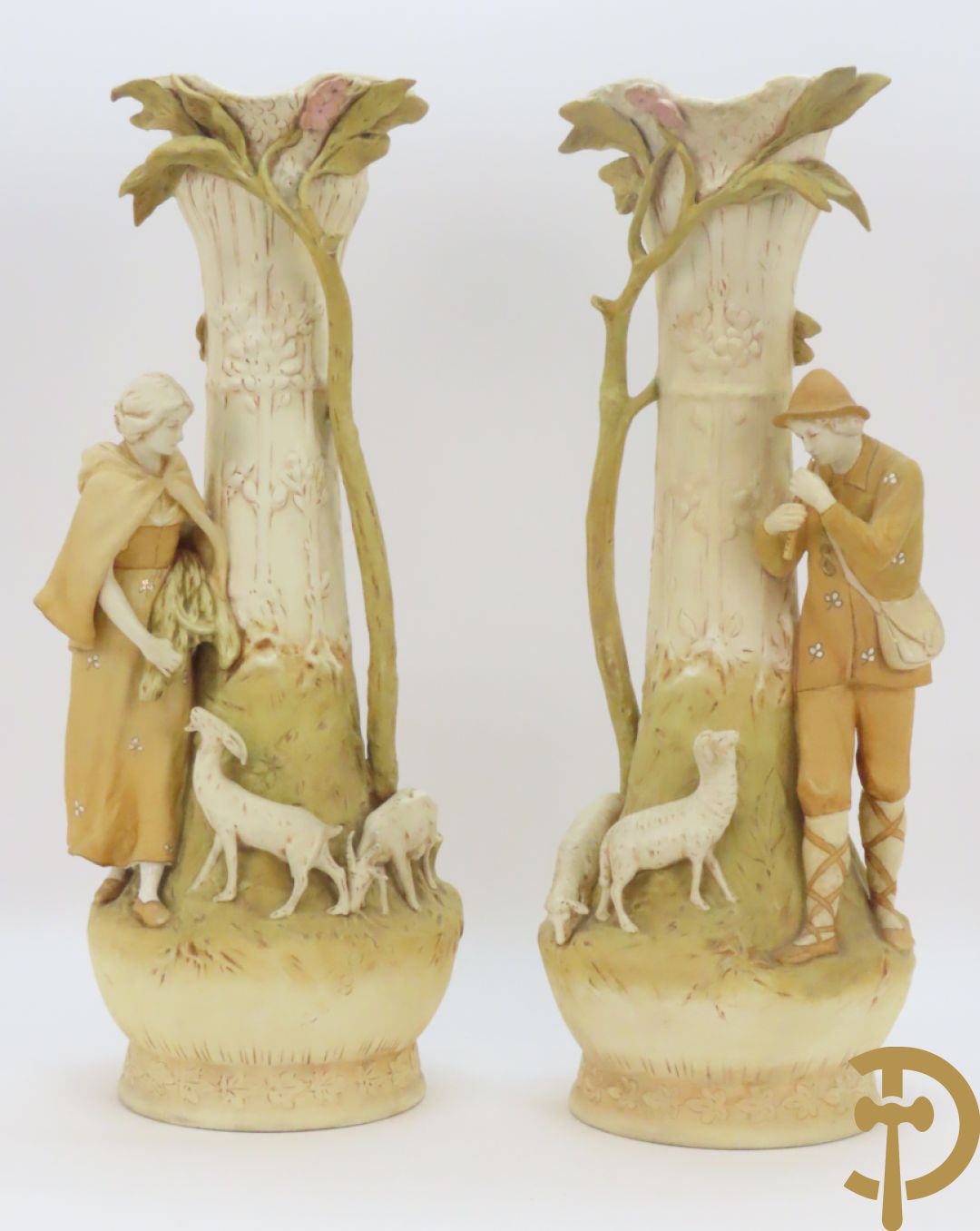 Paar Royal Dux vazen met herderpaar, gemerkt onderaan