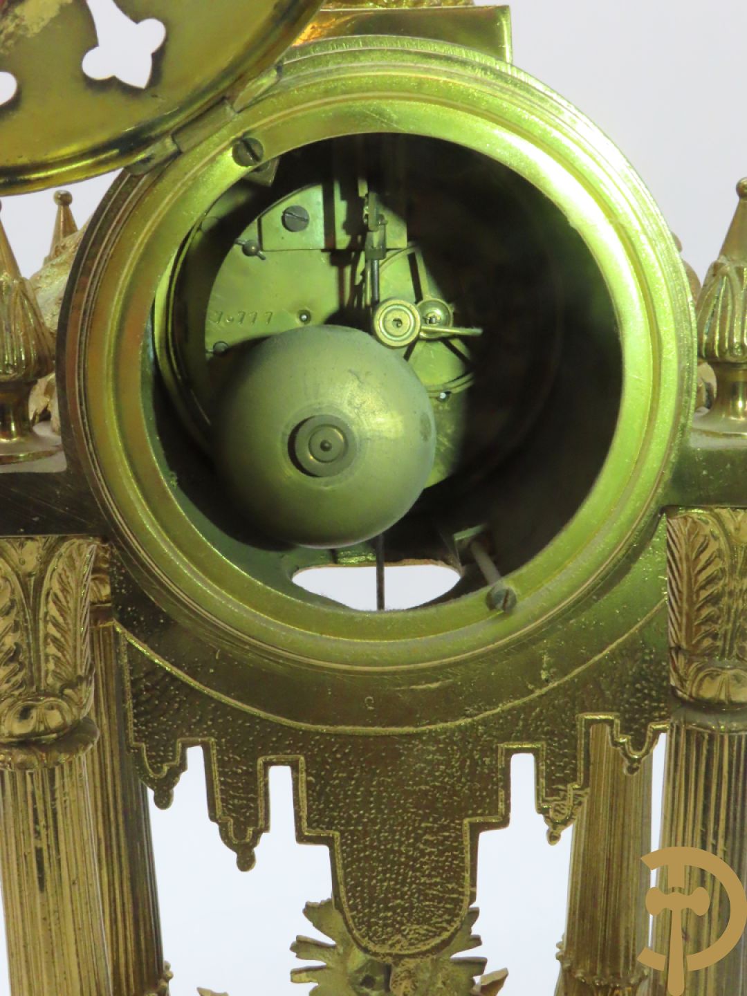 Driedelige bronzen garnituur bestaande uit middenstuk met 4 gecanneleerde zuilen en adelaar bezet + paar kandelaars