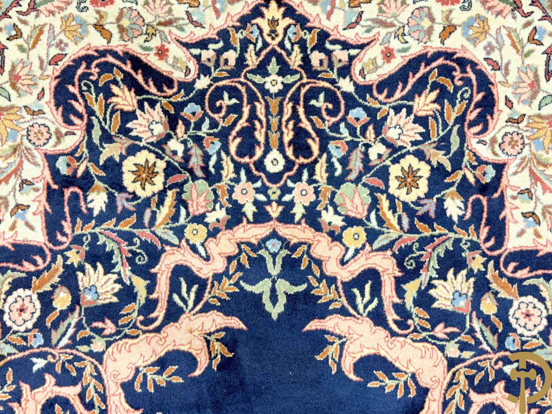 Oosters handgeknoopt tapijt met blauwe fond en bloemenmotieven