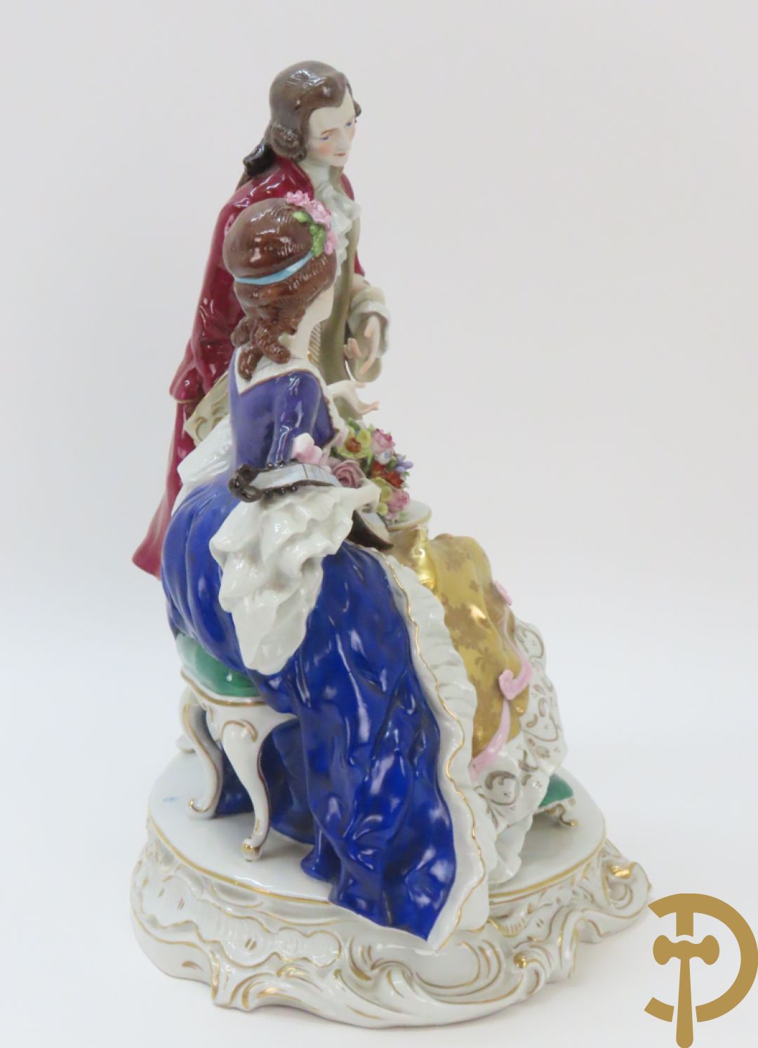 Porseleinen groep met zittende dame bij mandoline en heer met boeket bloemen, achteraan gemerkt Sax