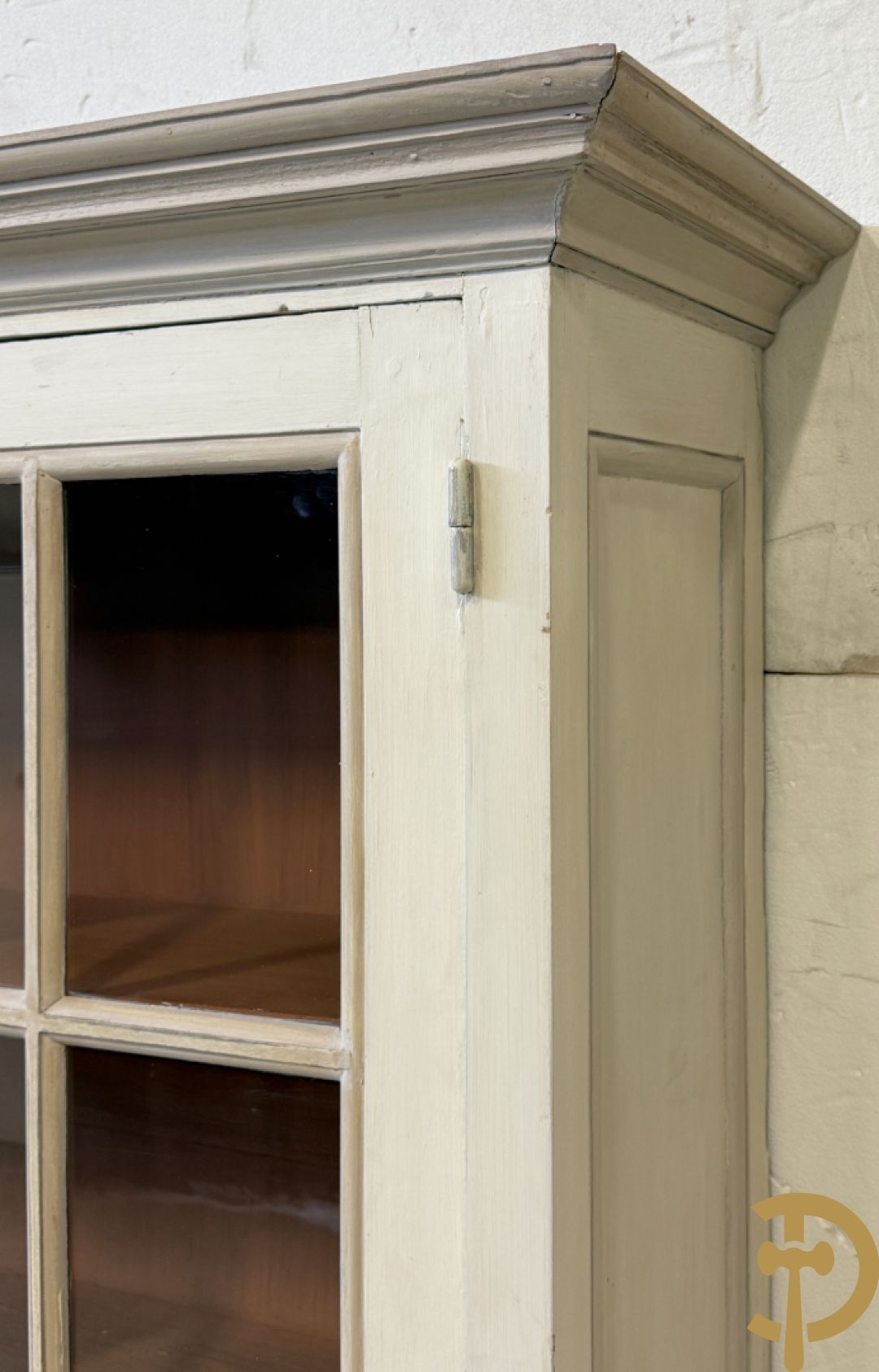 Beschilderde vitrine / buffet met 6 beglaasde deuren bonvenaan en 6 gesloten deuren onderaan