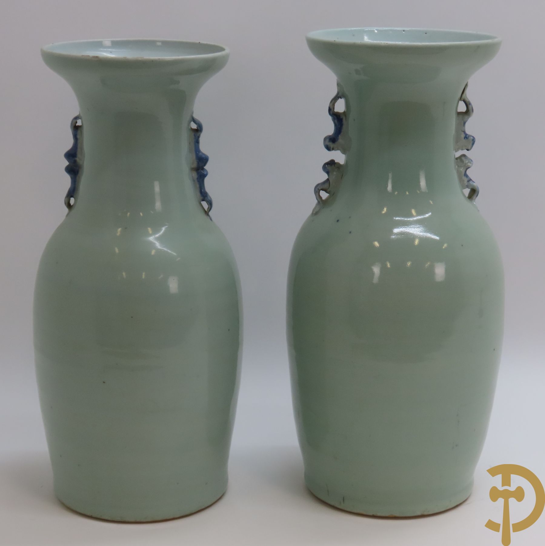 Twee Chinese porseleinen celadon vazen met bloemen- en vogeldecor