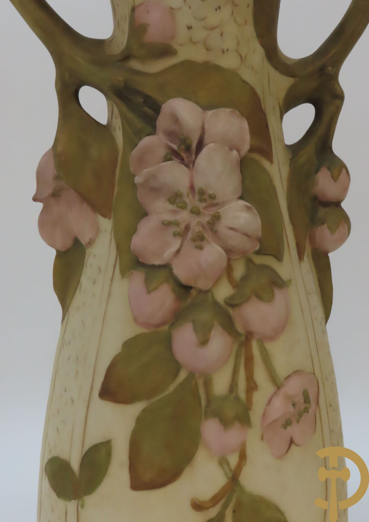 Paar Royal Dux vazen, Art Nouveau stijl, met bloemen bezet, Nummer 5505