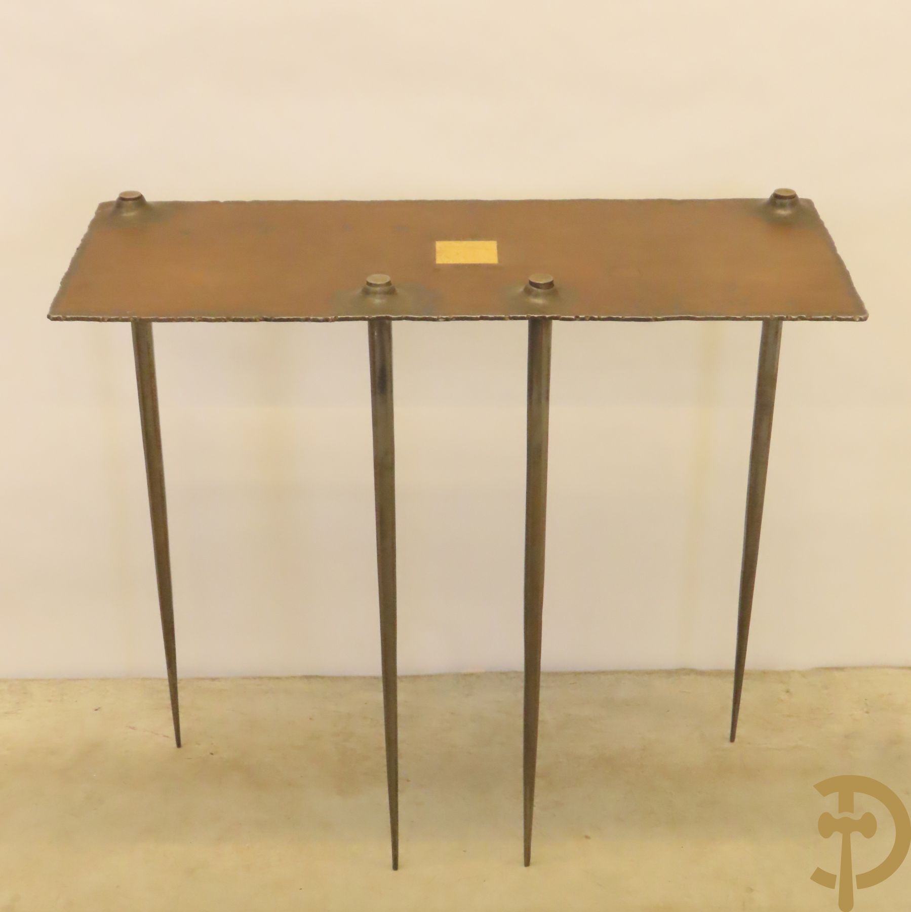 Brutalistische smeedijzeren design console Mecibah 