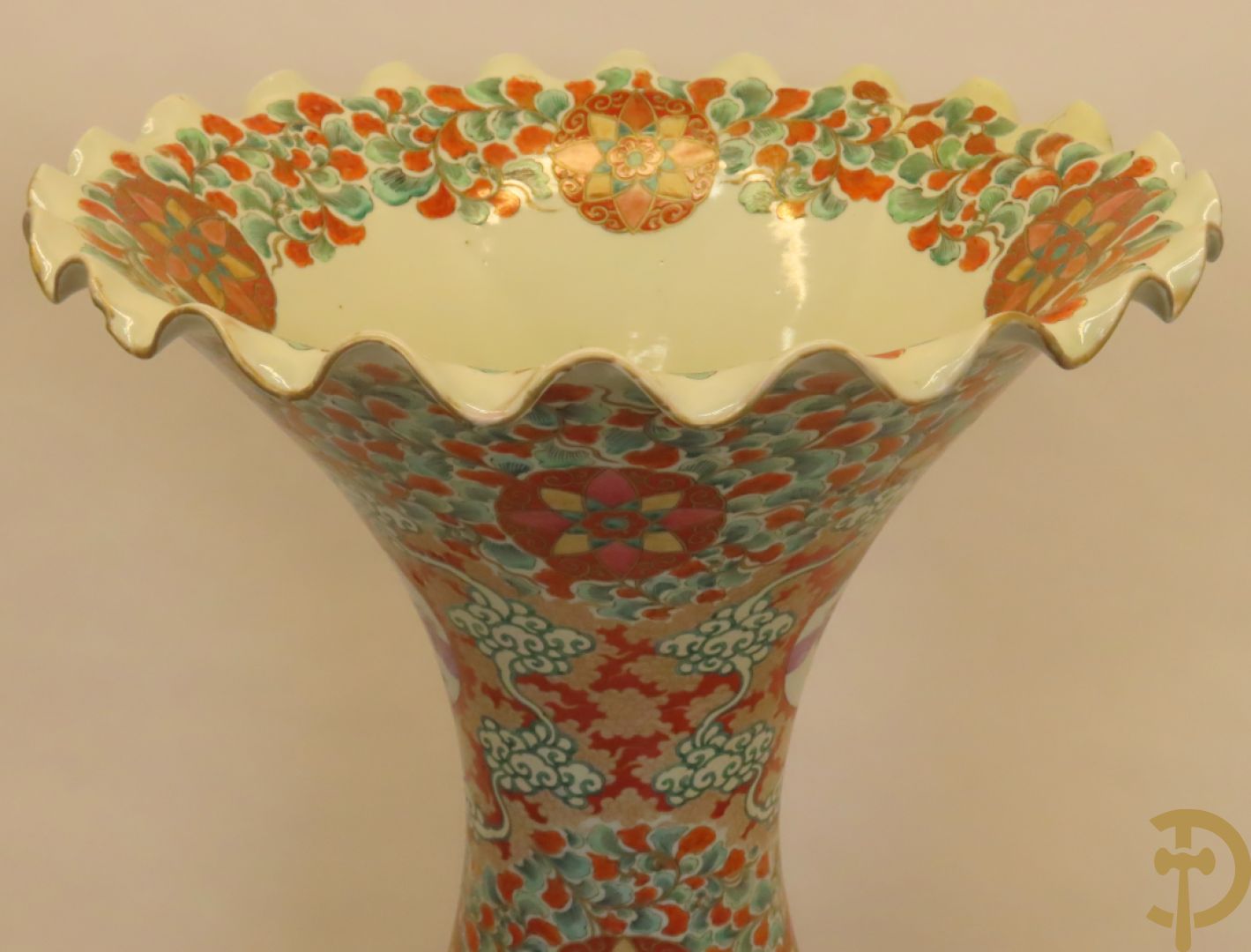 Japanse porseleinen waaiervaas met decor van geisha en krijger, bovenaan met florale motieven