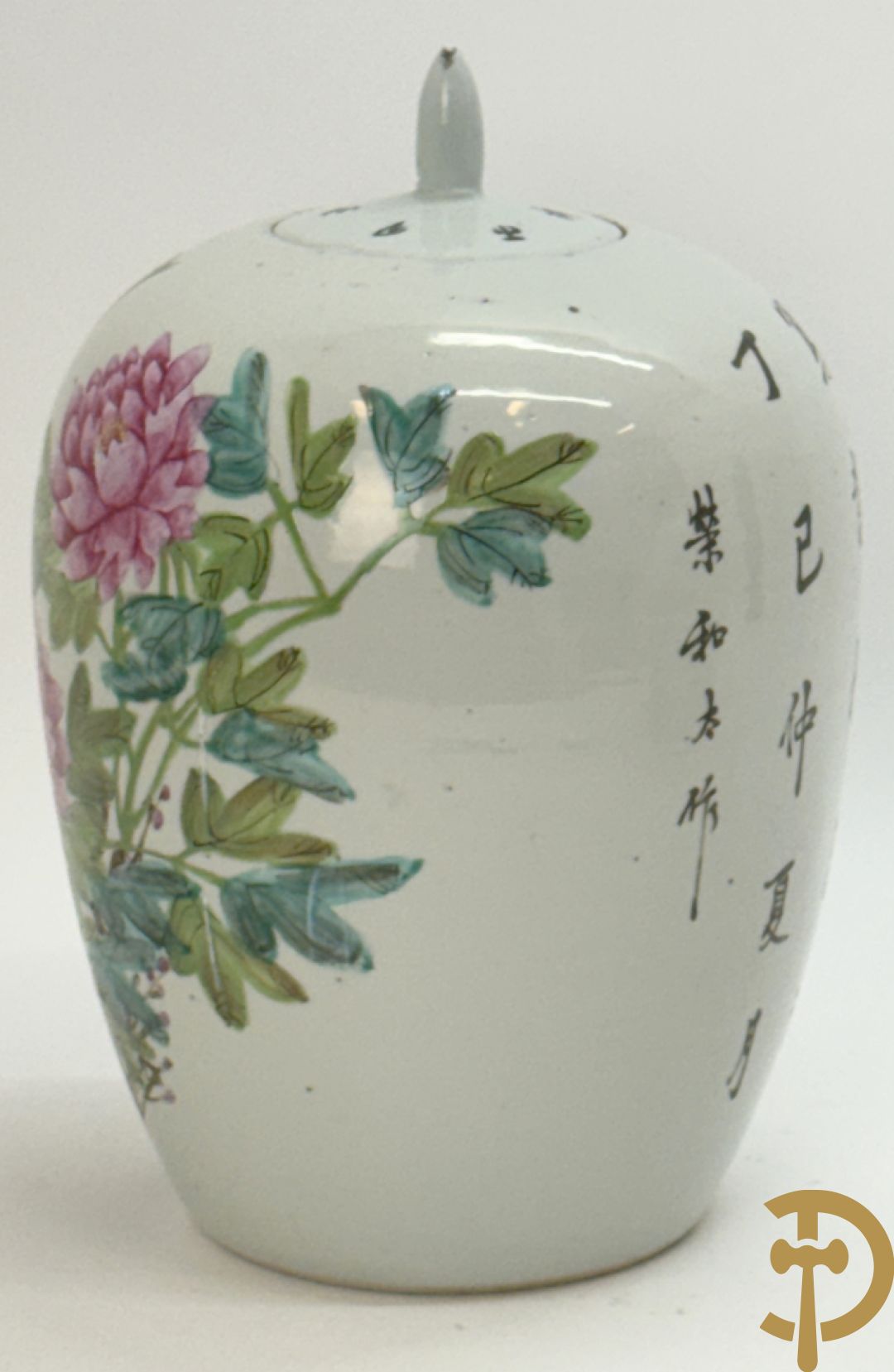 Drie Chinese porseleinen dekselpotiches met vogel- en bloemendecor