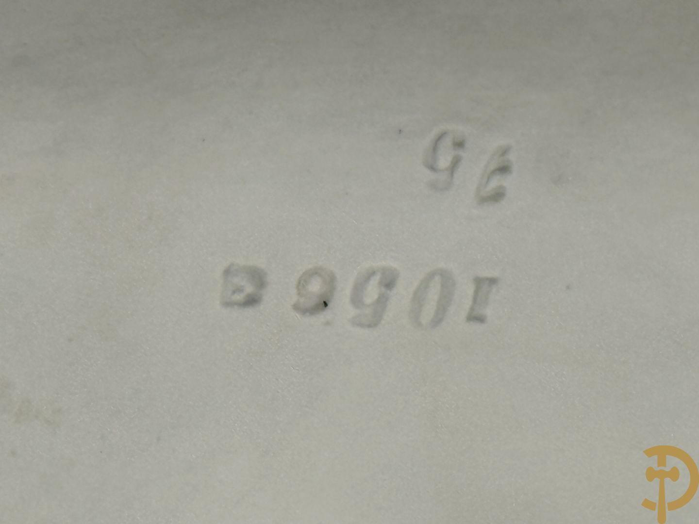 Paar Royal Dux beelden van koppel bij de waterbron, nummers 10563 en 10564