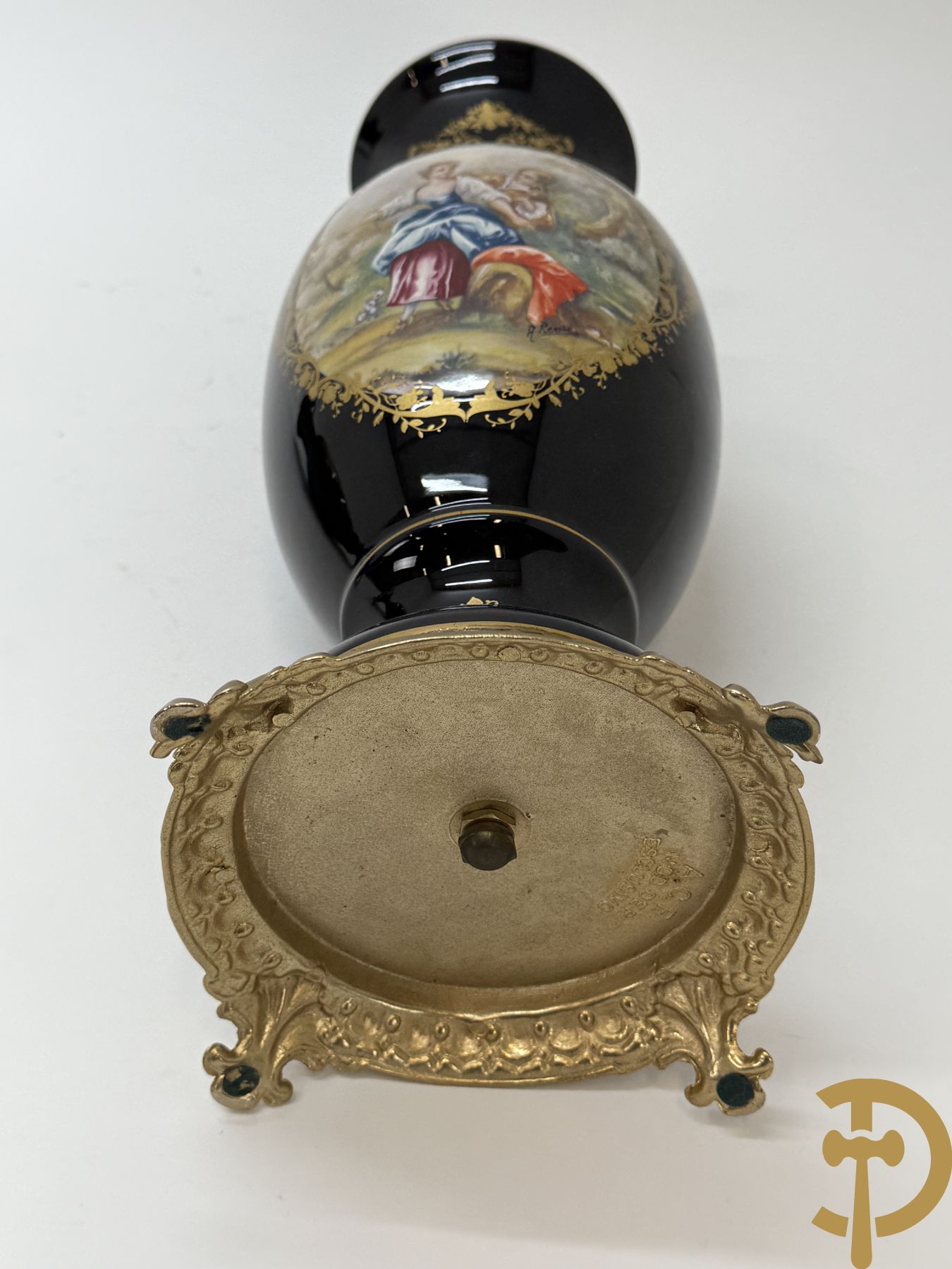 Paar kobaltblauwe porseleinen vazen met romantisch decor op koperen voet, ACF gemerkt