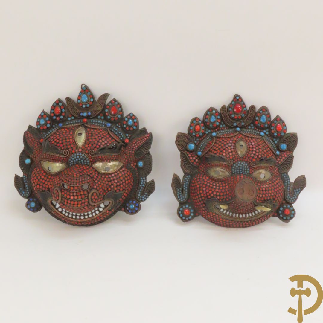Paar Aziatische koperen maskers met cloisoné techniek