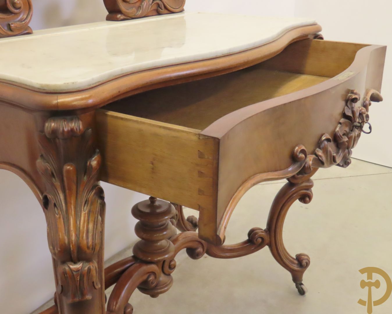 Opschiktafel Louis Philippe met accanthusranken, ovale spiegel en marmeren blad op voluutvormige poten