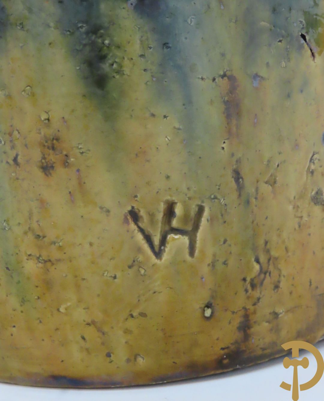 Vlaamse aardewerken vaas met salamander en bloemendecor, VH gemerkt (Van Humskerk)