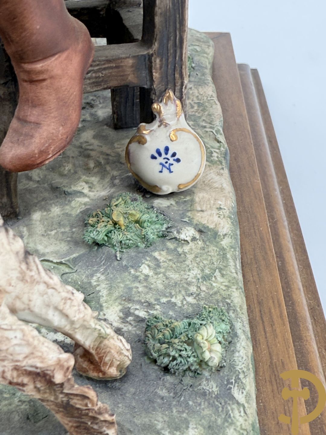 Italiaanse biscuit op houten sokkel met geanimeerde herbergscène