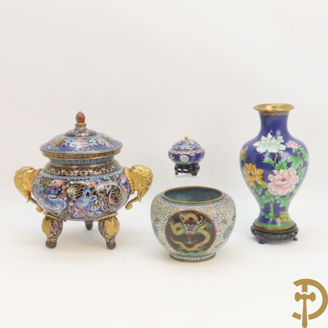 Potiche in cloisoné techniek met decor van draken en olifanten + blauwe cloisoné vaas met bloemendecor op sokkel + kleine cloisoné cachepot + cachepot met drakendecor