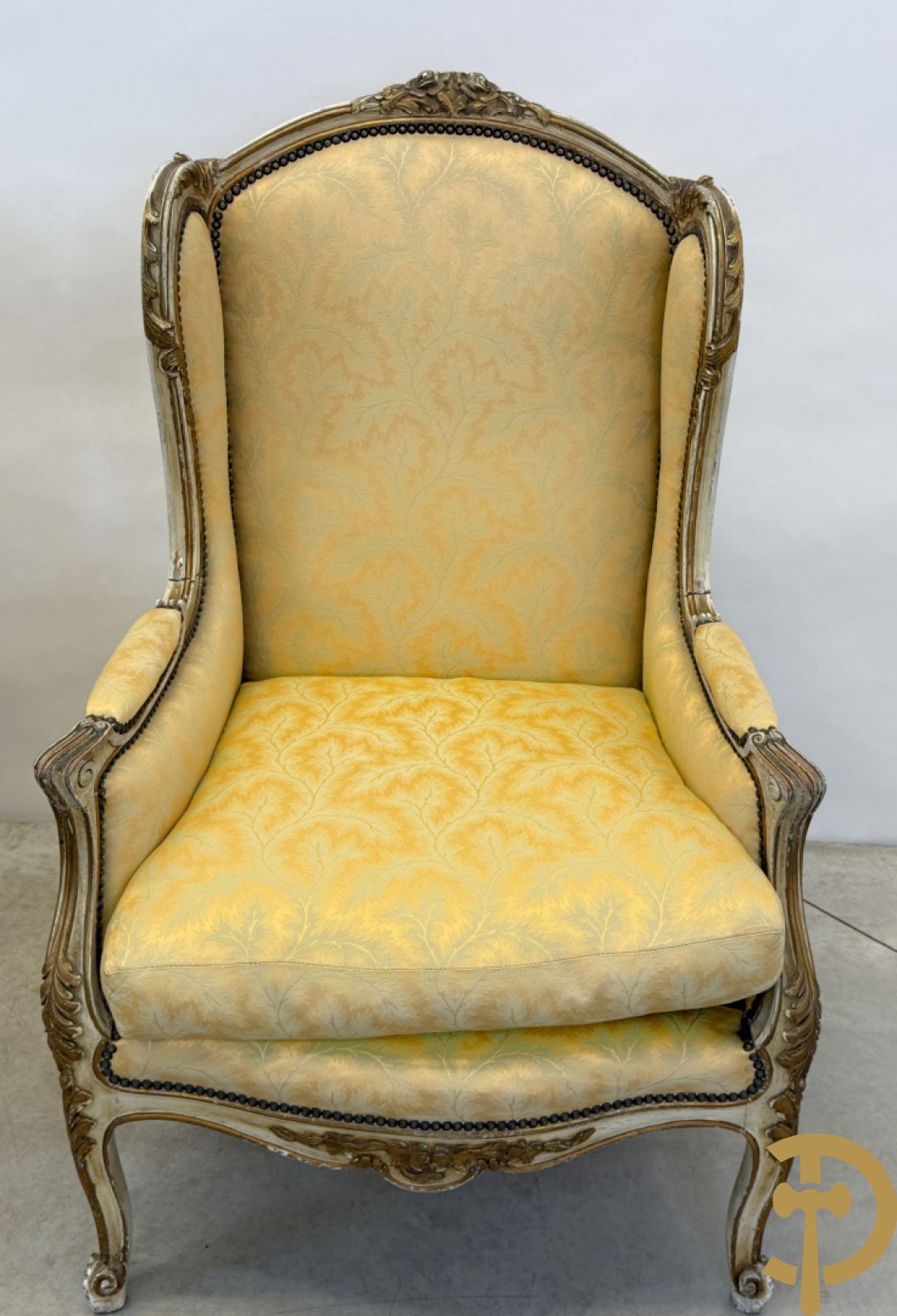 Paar Louis XV bergères met wangen, gesculpteerde accanthusranken en bloemenmotieven