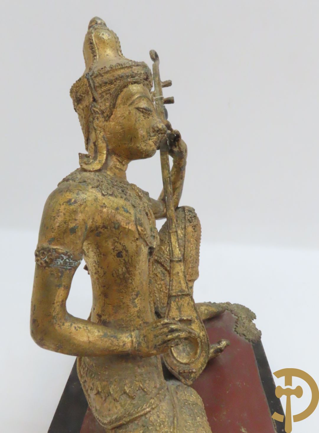 Orientaalse kopersculptuur van driekoppige olifant met boedhisatsvat + koperen boedhistische figuur met snaarinstrument