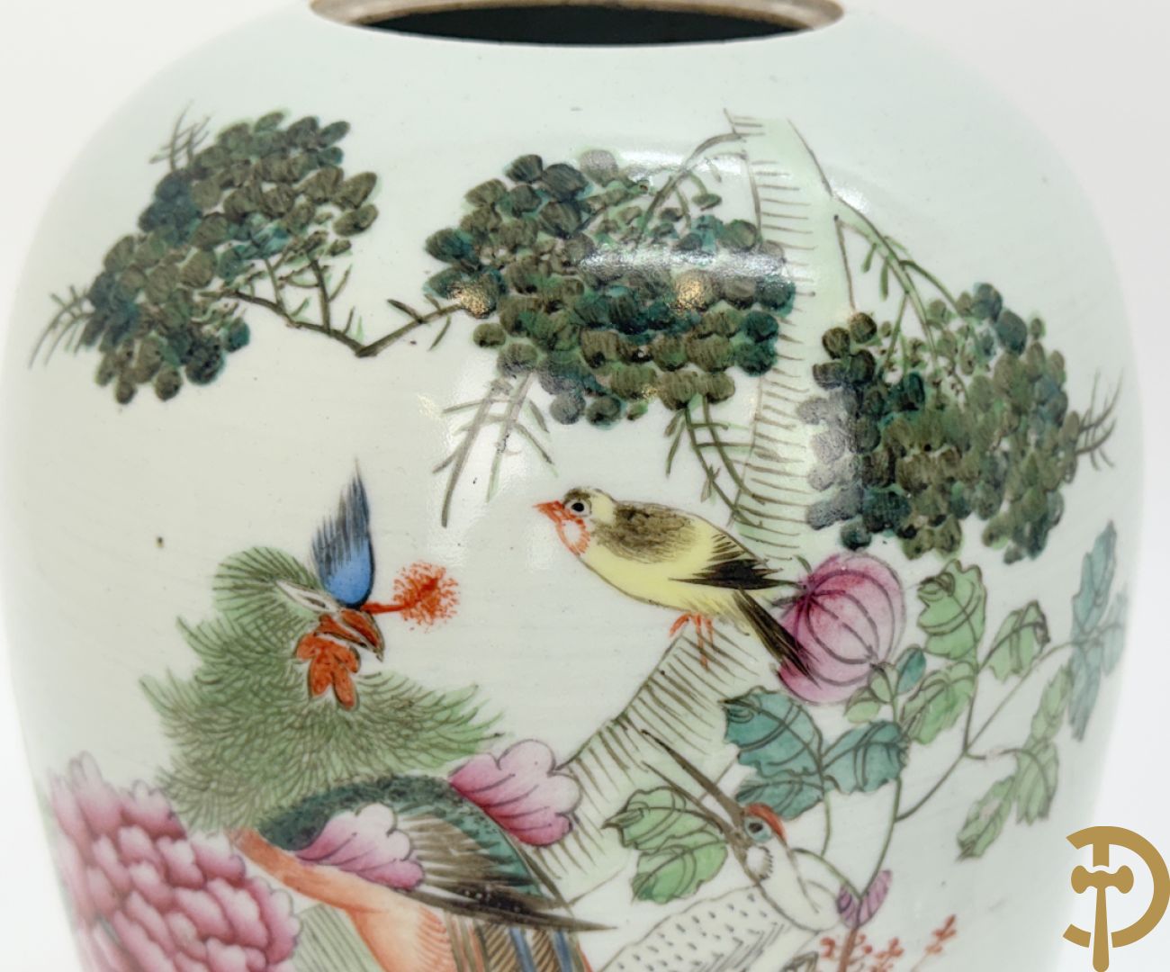 Drie Chinese porseleinen dekselpotiches met vogel- en bloemendecor