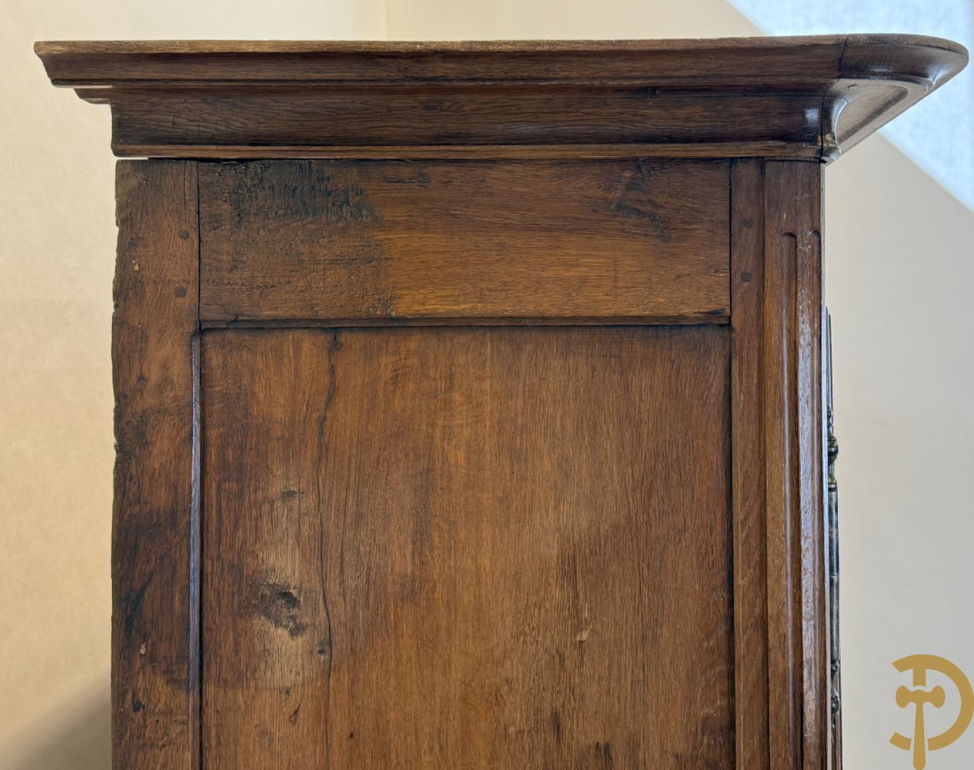 Massief eiken tweedeurskast met afgestoken panelen en gecanneleerde afgeronde hoeken