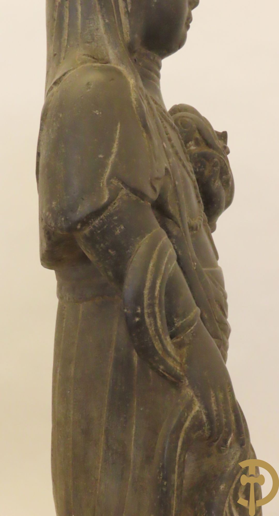 Aziatisch handgesculpteerd stenen beeld van een staande boedha