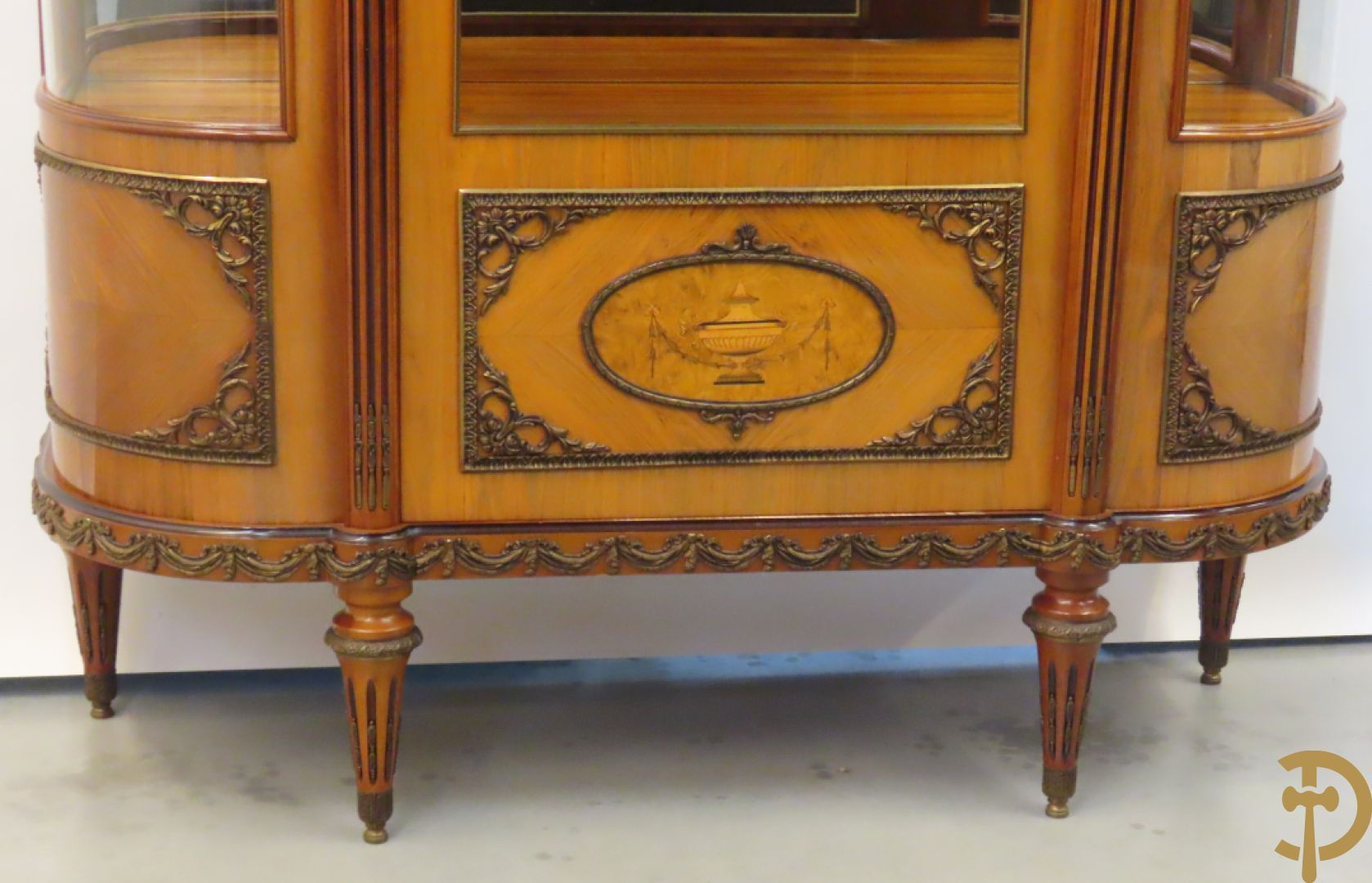 Notelaren eetkamer Louis XVI stijl bestaande uit vijfdeursdressoir met bloemenmarquetterie, bronsbeslag en wit marmeren blad, ovale uittrekbare tafel, 6 stoelen met leder bekleed en gegalbeerde vitrine met geslepen ruitjes