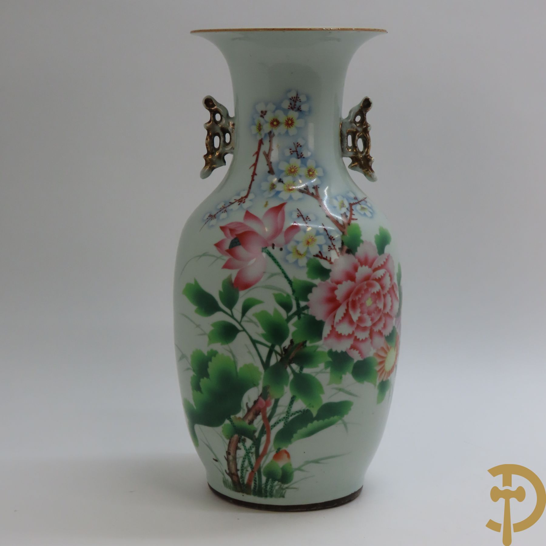 Chinese porseleinen vaas met bloemendecor, deels beschilderd en deels bedrukt