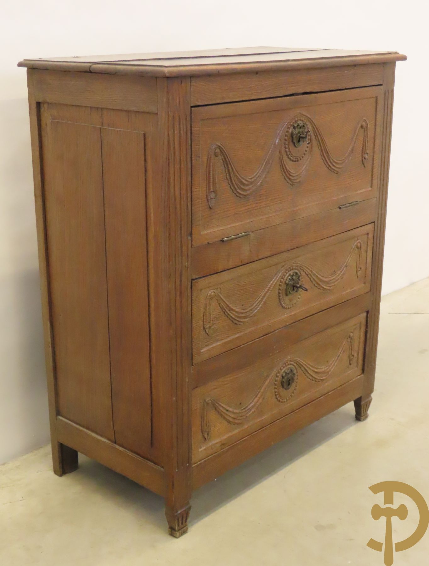 Massief eiken tweeladencommode Louis XVI met bovenaan 3e lade als klep en ingebouwde secretaire