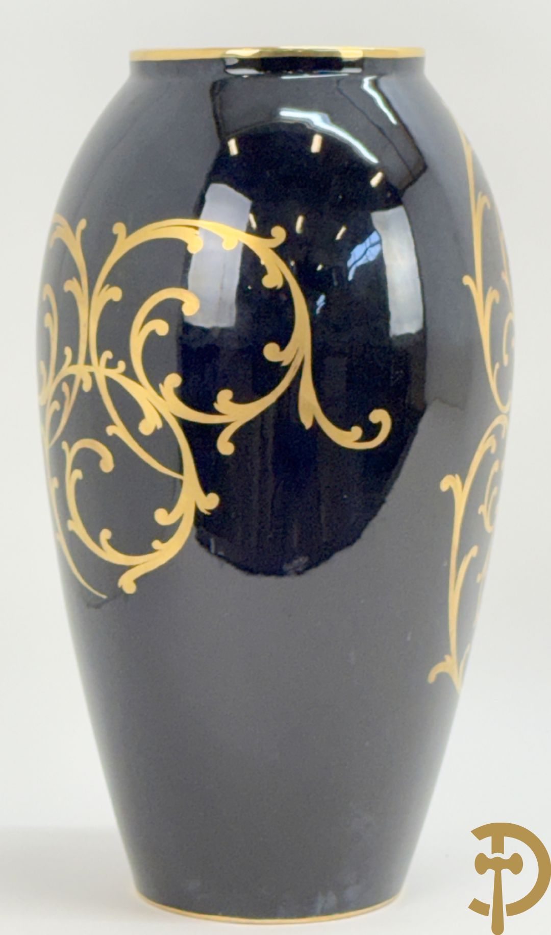 Porseleinen siervaas met idyllisch landschap met 4 dansende dames op blauwe fond, gemerkt Orly