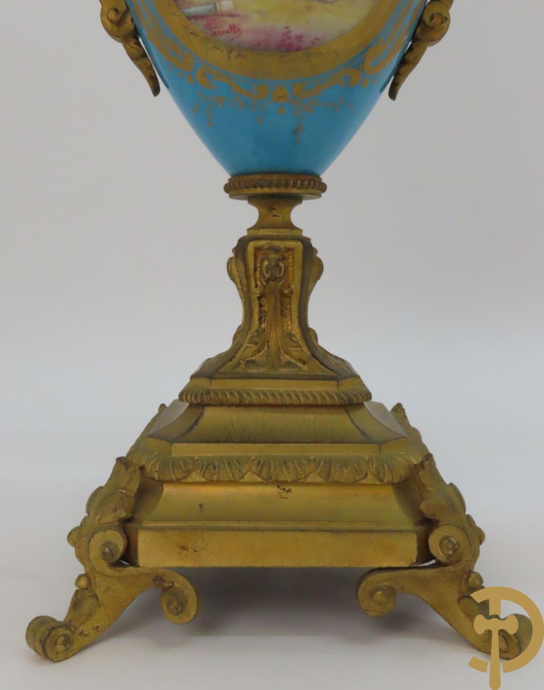 Paar Sèvres cassolettes met handbeschilderd romantisch decor van dame met cupido en landschapsdecor - met vergulde bronzen vierarmige kandelaar, Feccotte V. getekend