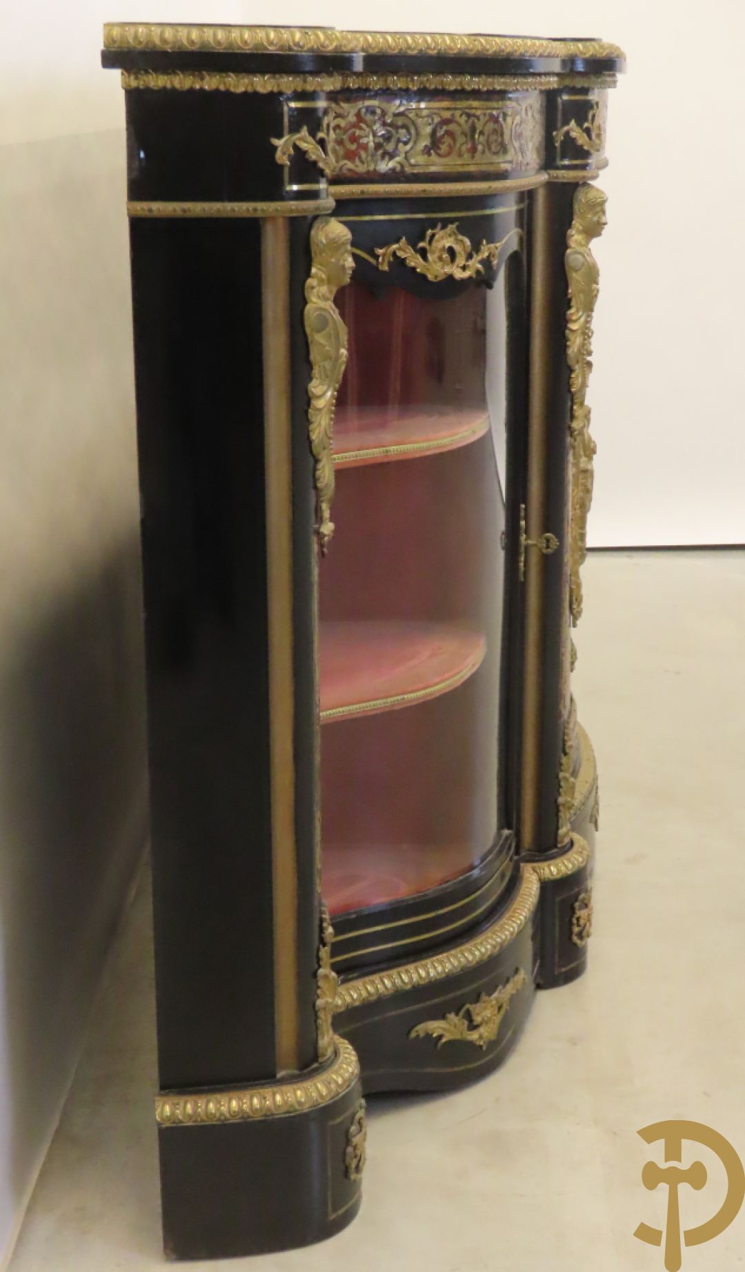 Napoleon III dressoir, centraal met bronnen plakkette omgeven door Louis XVI strik, met 2 zijdelingse vitrines met gebogen glas - stijlen bezet met bronzen dameshoofden