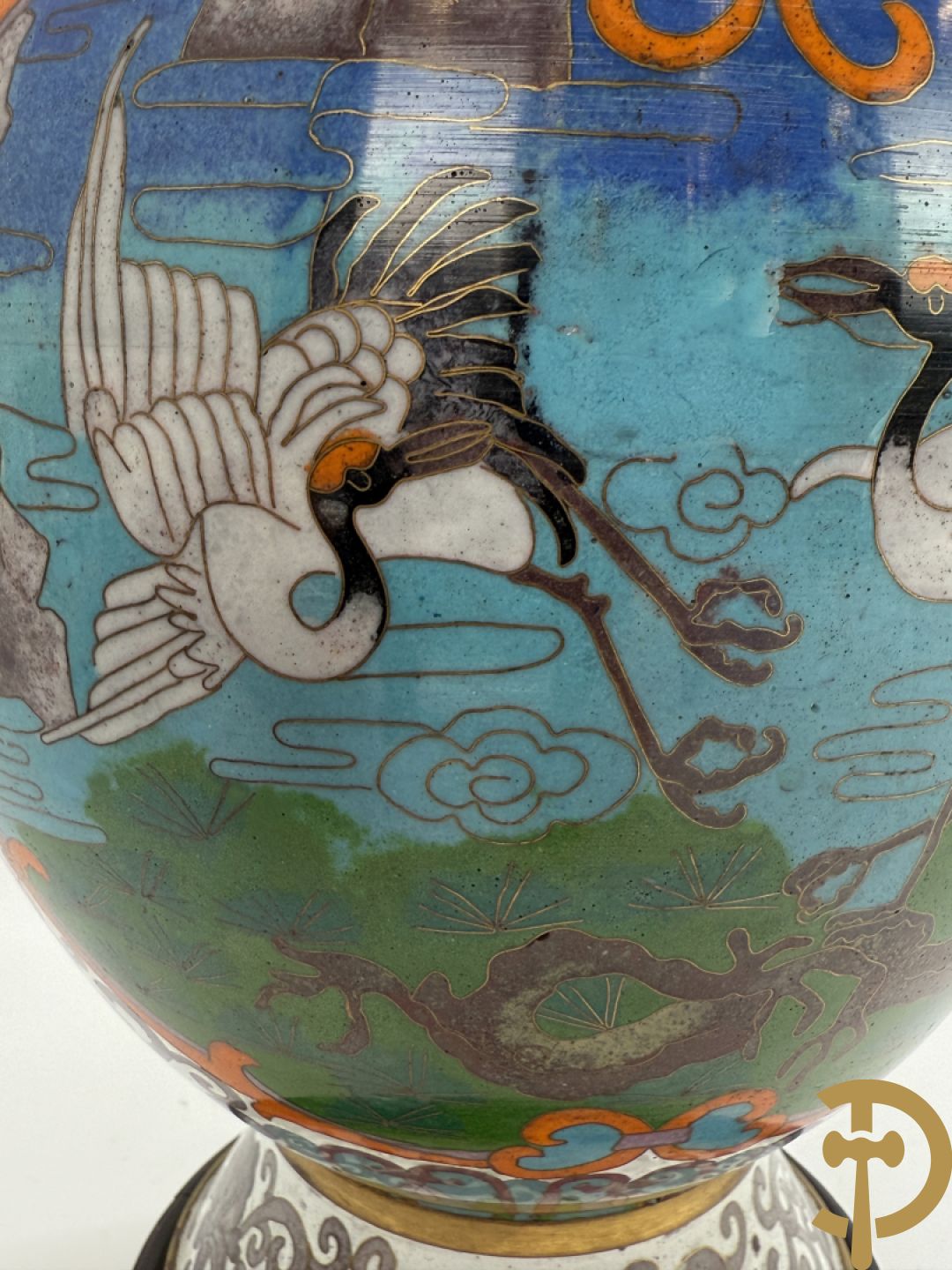 Paar cloisoné vazen met decor van vogels en bloemen op bijhorende zwarte sokkels