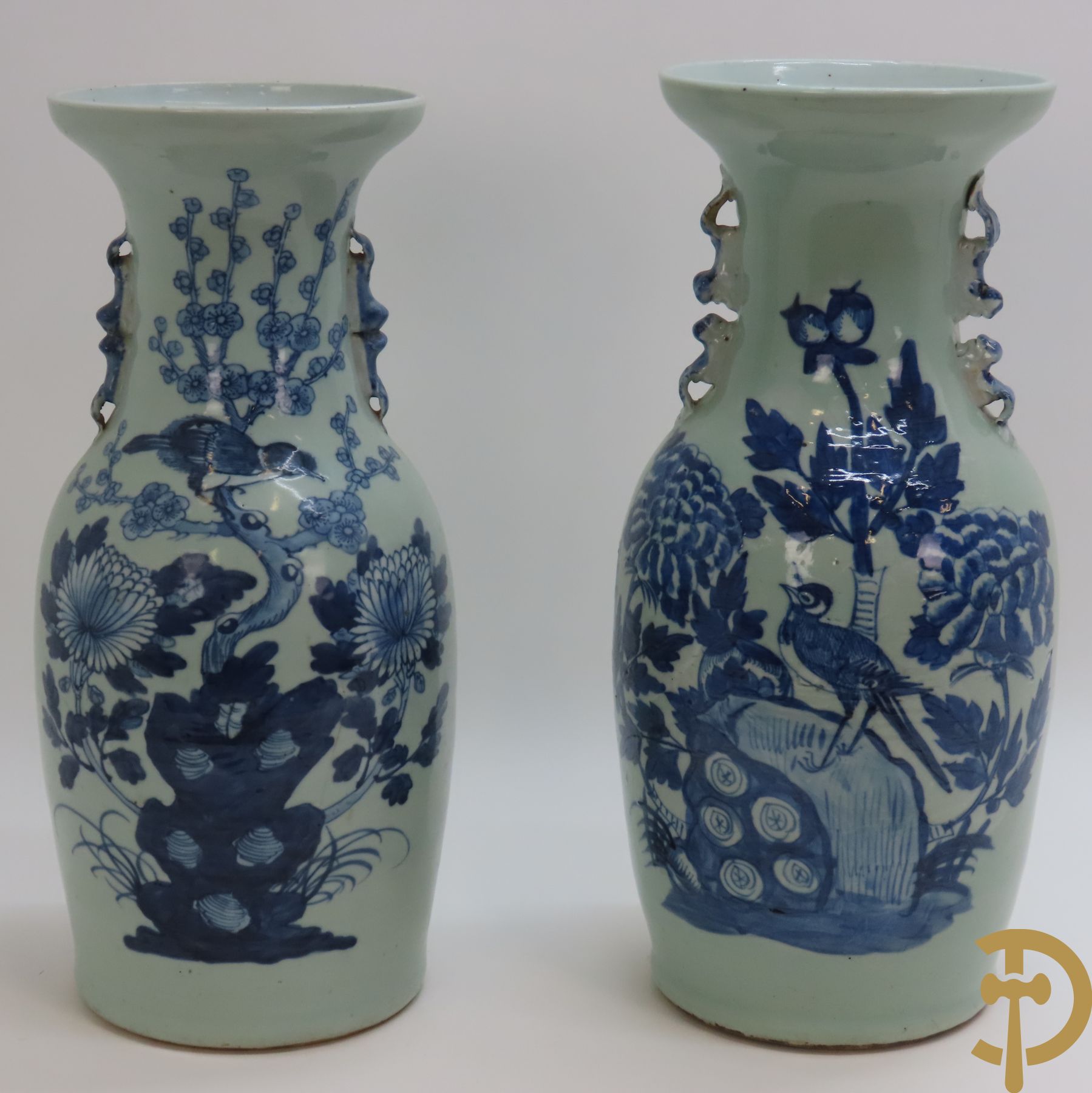 Twee Chinese porseleinen celadon vazen met bloemen- en vogeldecor