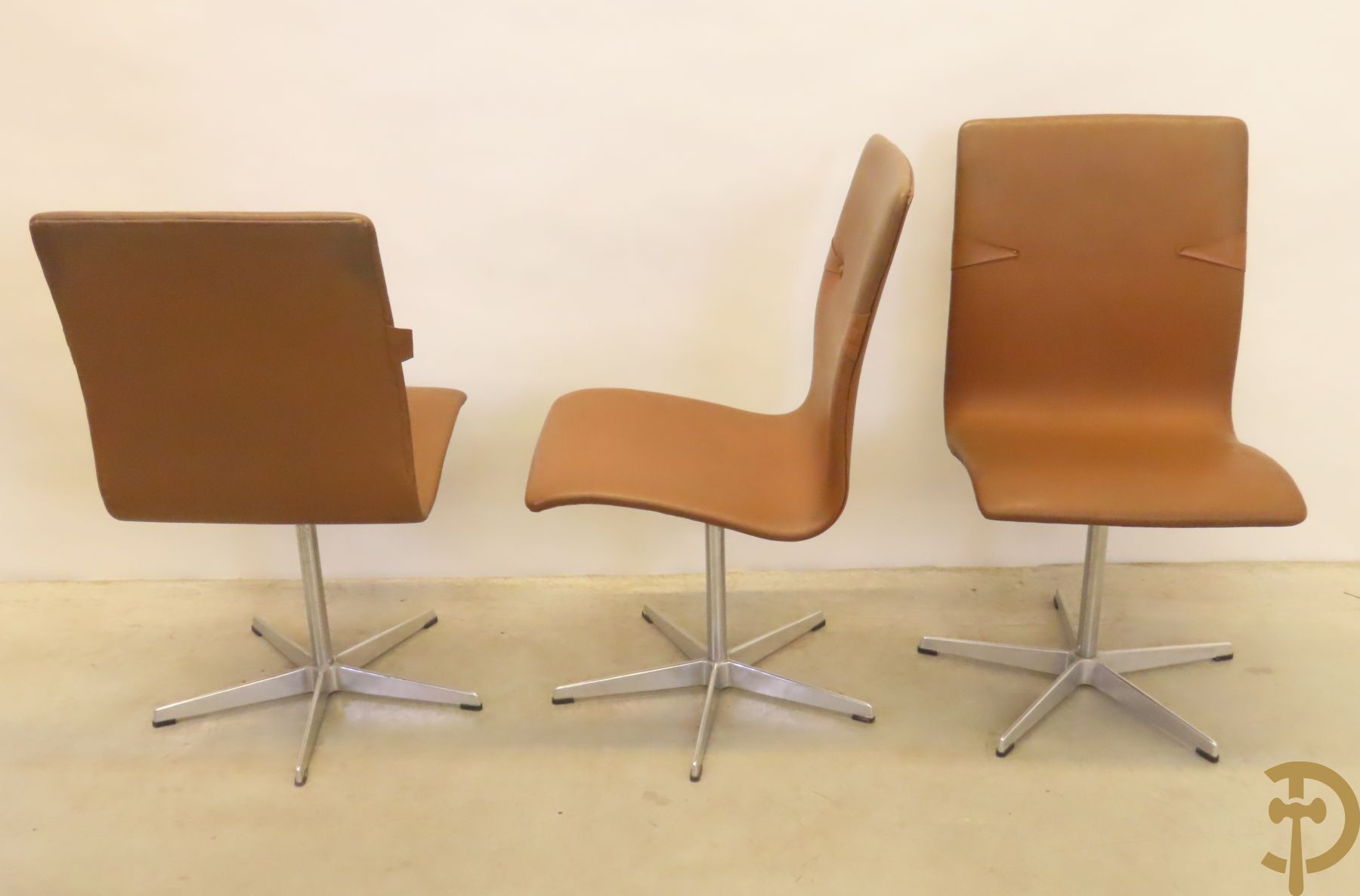 Paar vintage design armstoelen en 3 stoelen 