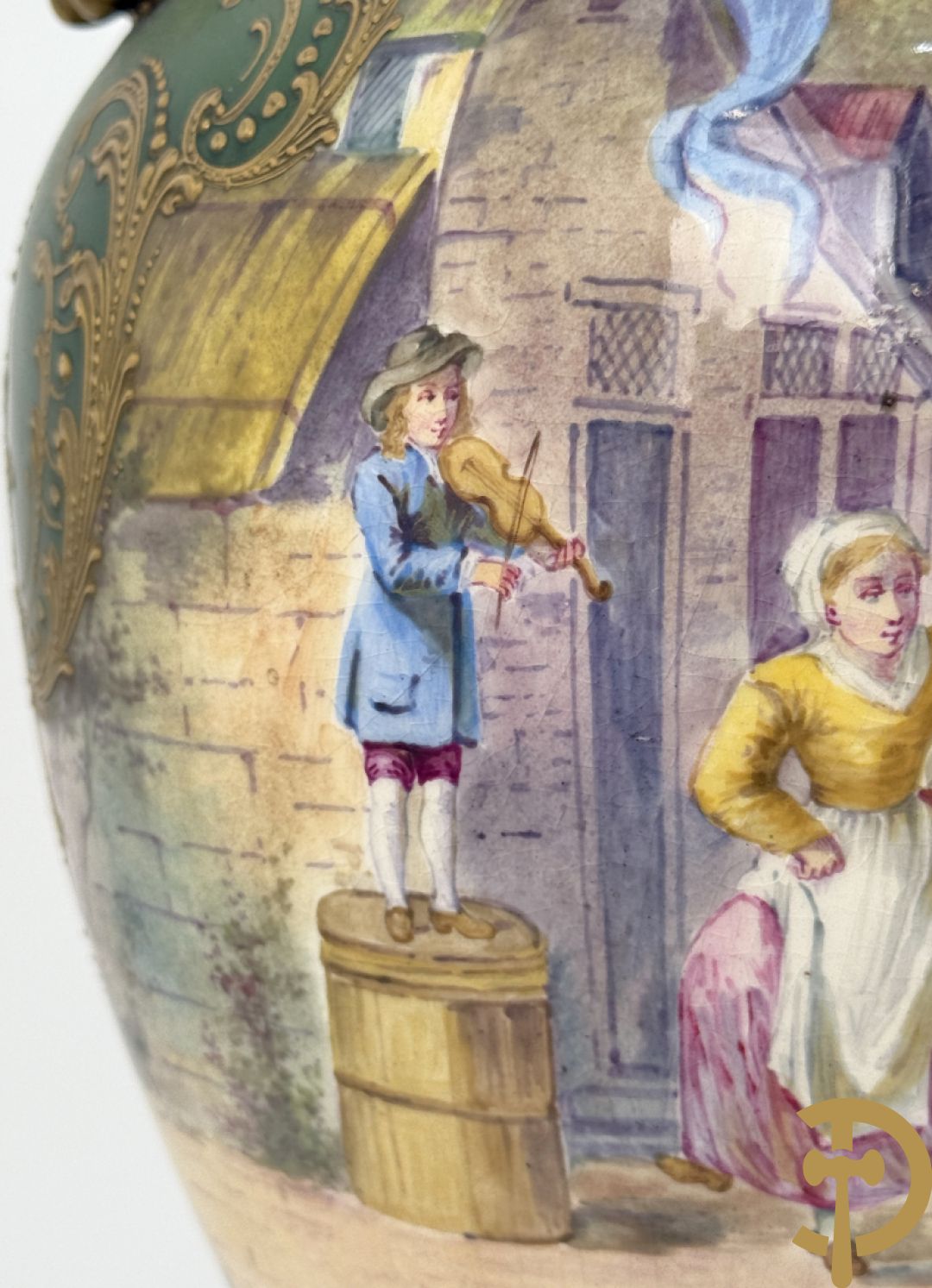 Porseleinen driedelige Sèvres cassolettes met decor van muciserende en dansende personages op groene fond, Aly getekend, gemerkt Sèvres