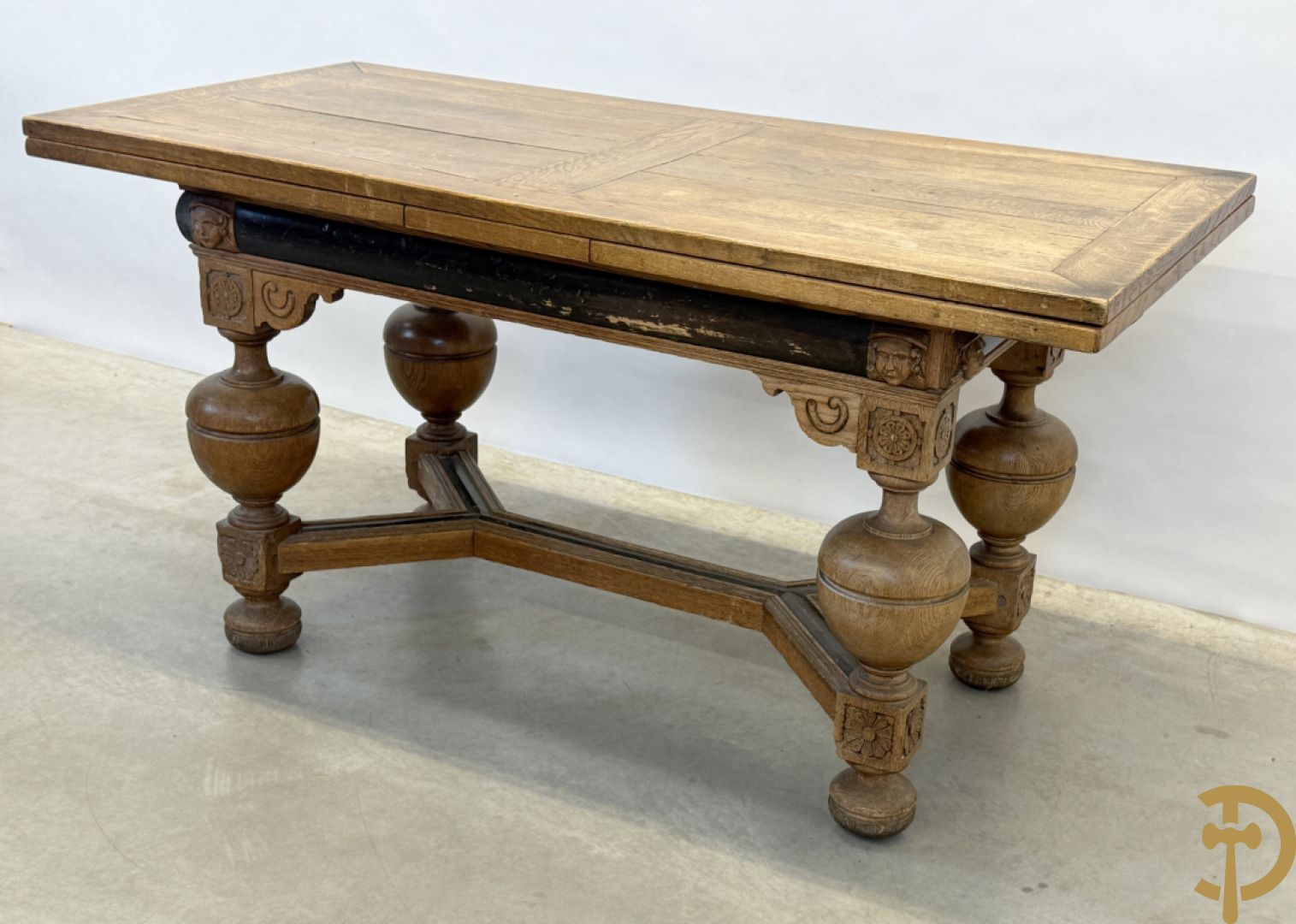 Eiken Neo Renaissance bolpoottafel bezet met rosassen en gesculpteerde kinderkopjes