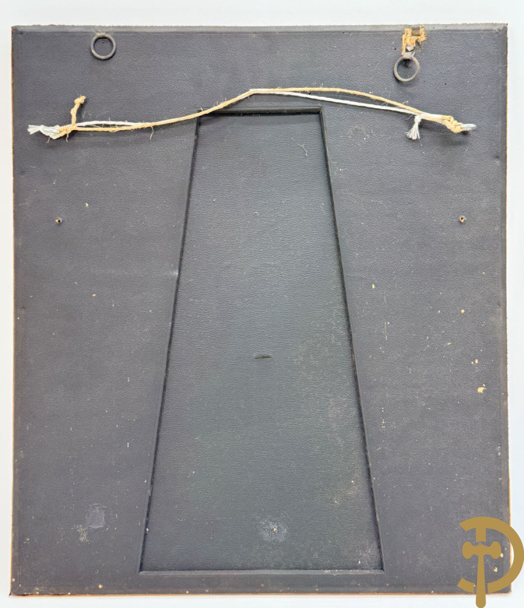 Paar ovale porseleinen plakkettes met elegante dame in bloemenveld