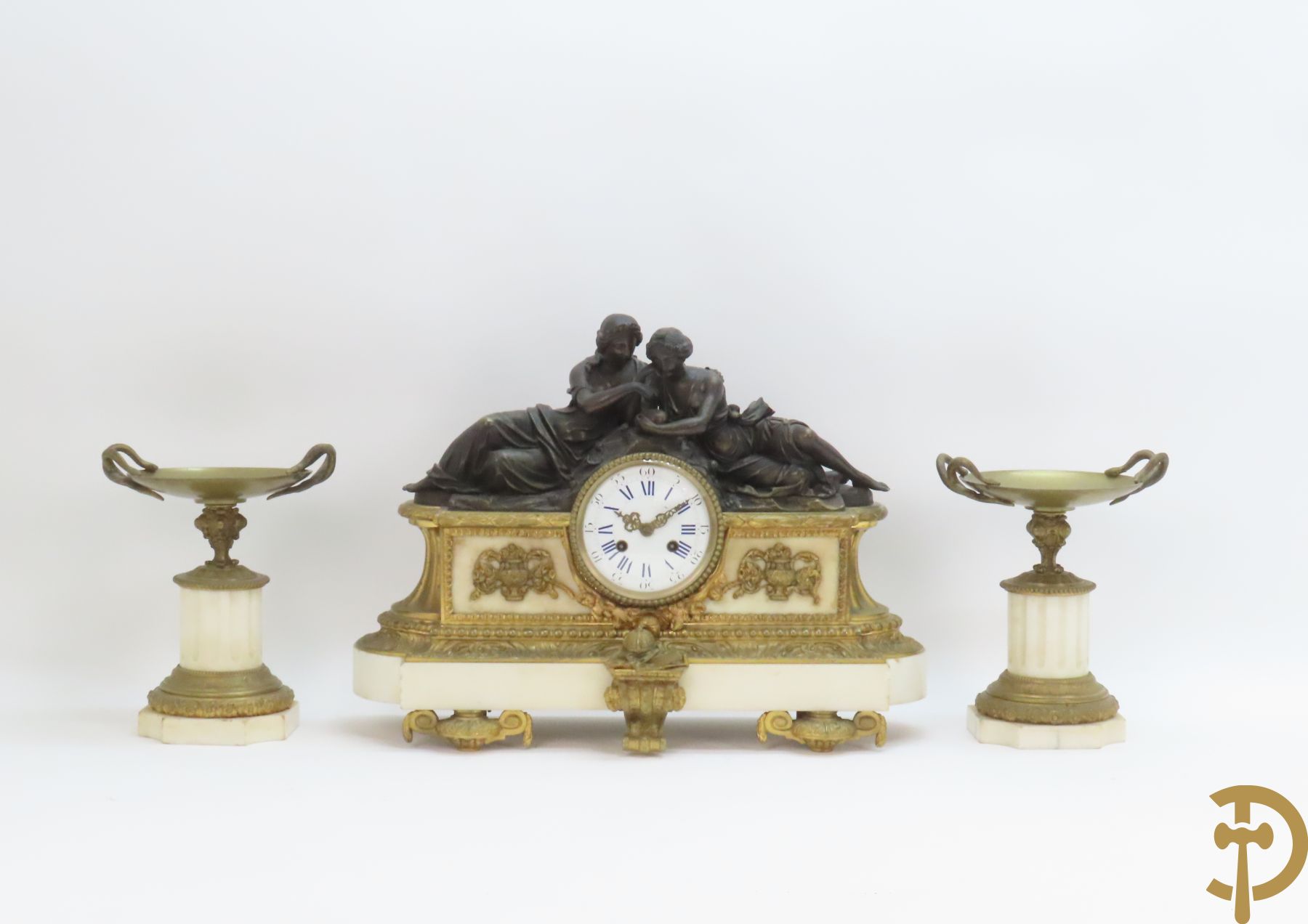 Driedelige garnituur van witte marmer met bronsbeslag, bovenaan met liggende dames en geflankeerd door paar cassolettes met slangenmotieven