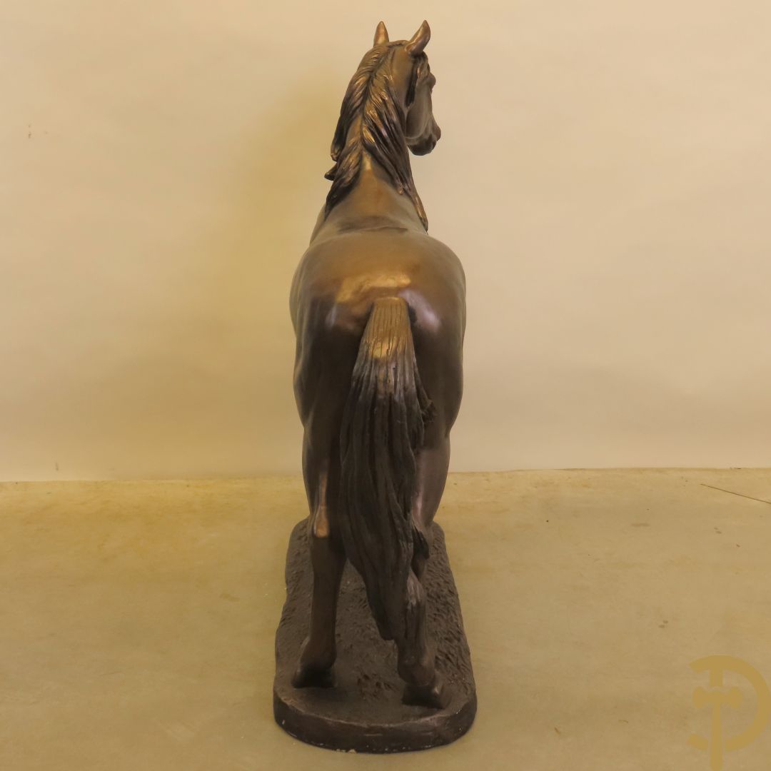 Staand paard in gebronzeerd polyester