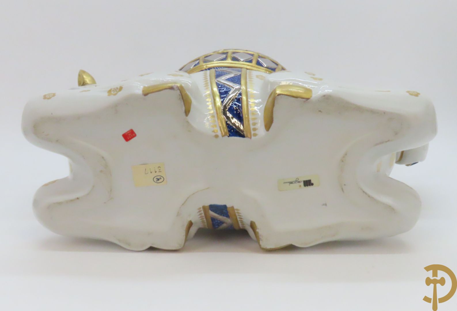 Keramieken beeld met 2 paardenkoppen, centraal met pique fleur, Italiaans, onderaan gemerkt Mangani