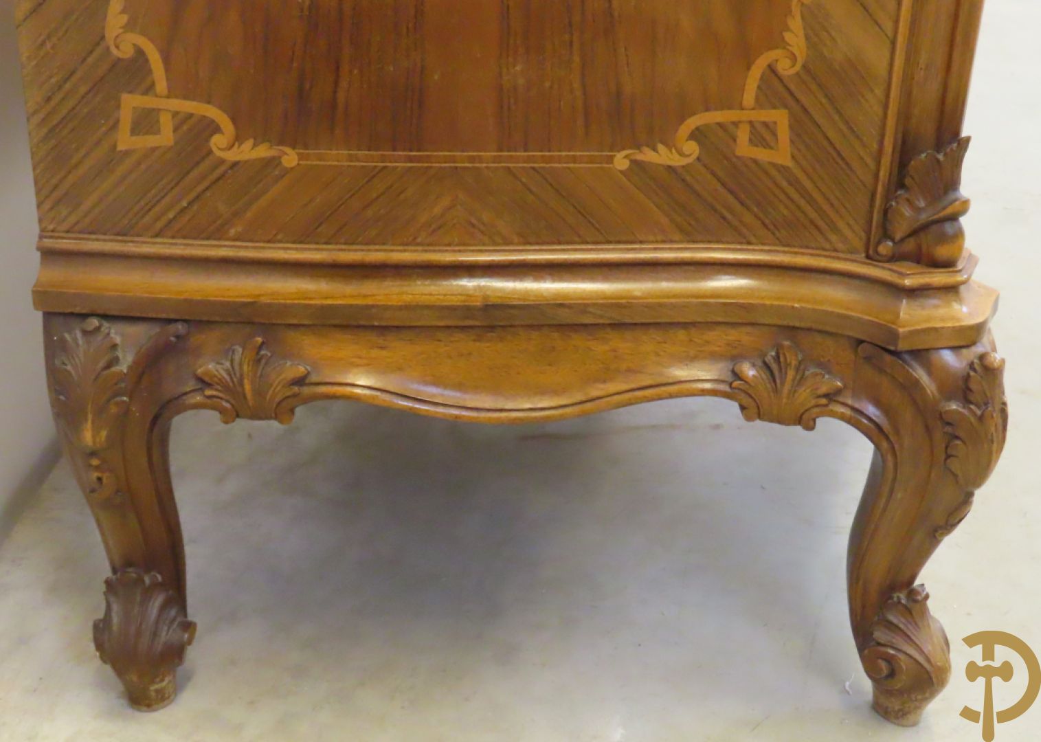 Notelaren vierladen commode met accanthusranken op voluutvormige poten