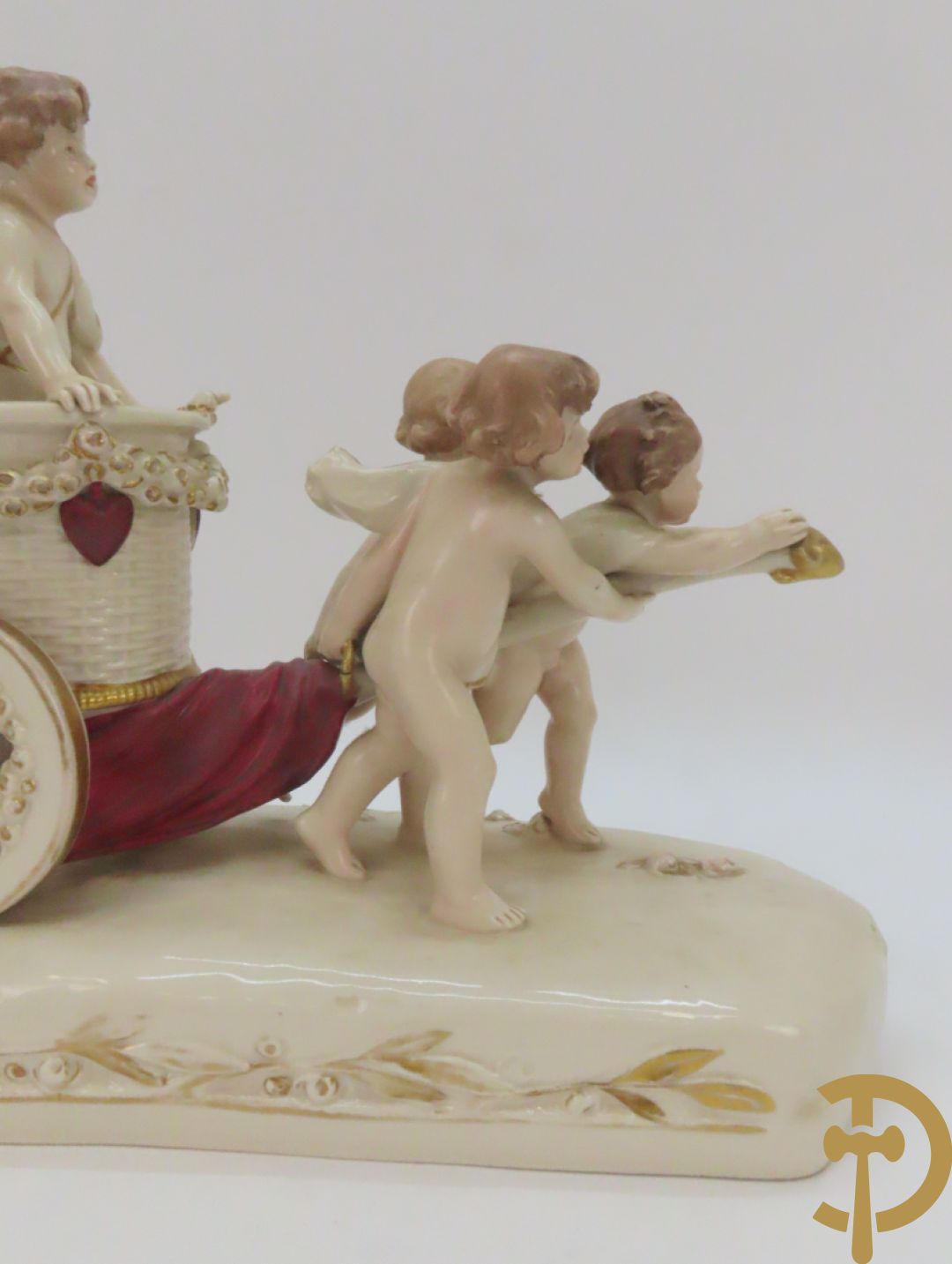 Koets in Royal Dux getrokken door cupido