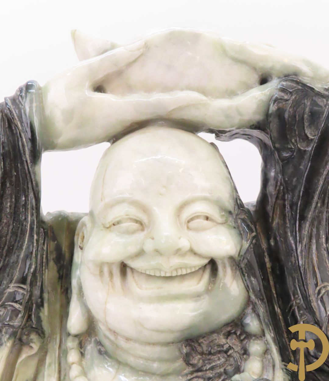 Zittende lachende boedha met kralenkrans en fo hond in gesculpteerde tweekleurige nefriet