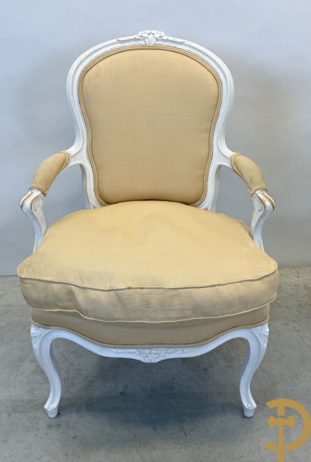 Paar wit gemonochromeerde Louis XV armzetels op voluutvormige poten + 1 andere